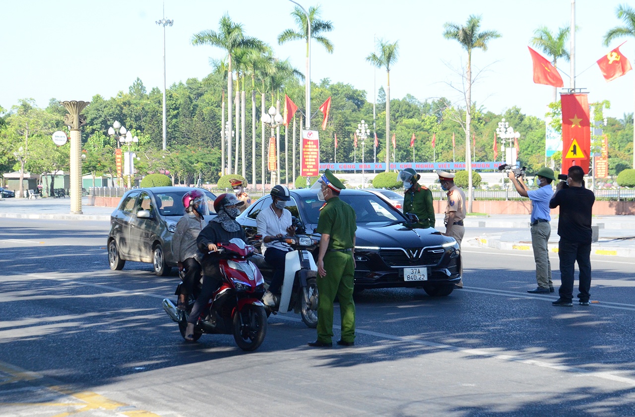 Tr&ecirc;n c&aacute;c trục đường ch&iacute;nh, lực lượng CSGT, CSGT C&ocirc;ng an th&agrave;nh phố sẽ trực tiếp kiểm tra, xử l&yacute;.