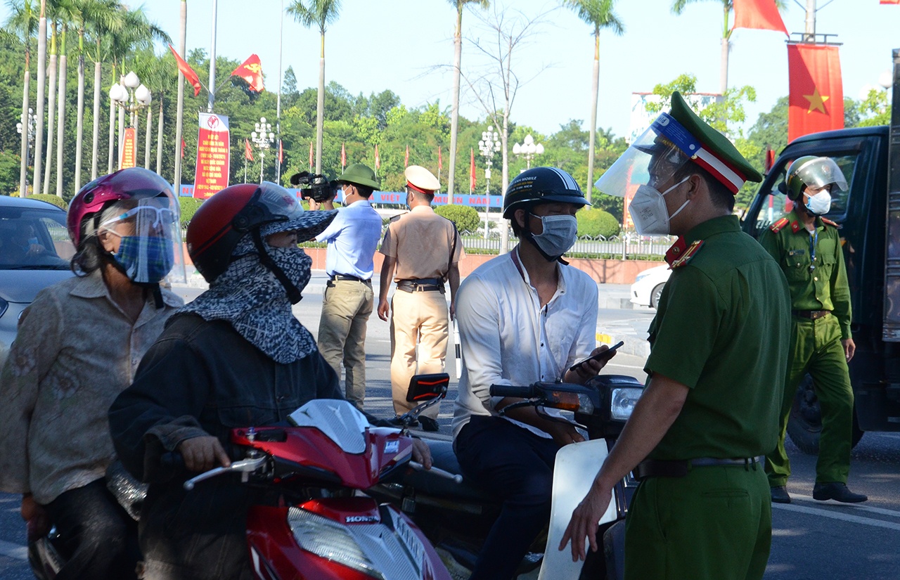 Chị H (tr&uacute; phường Bến Thủy) đi xuống phường Trường Thi n&oacute;i với lực lượng chức năng l&agrave; đi lấy g&agrave; về ăn. Nhưng khi lực lượng chức năng hỏi "tại sao lại chở theo cả b&agrave;?" th&igrave; chị H xin quay đầu trở về nh&agrave;"