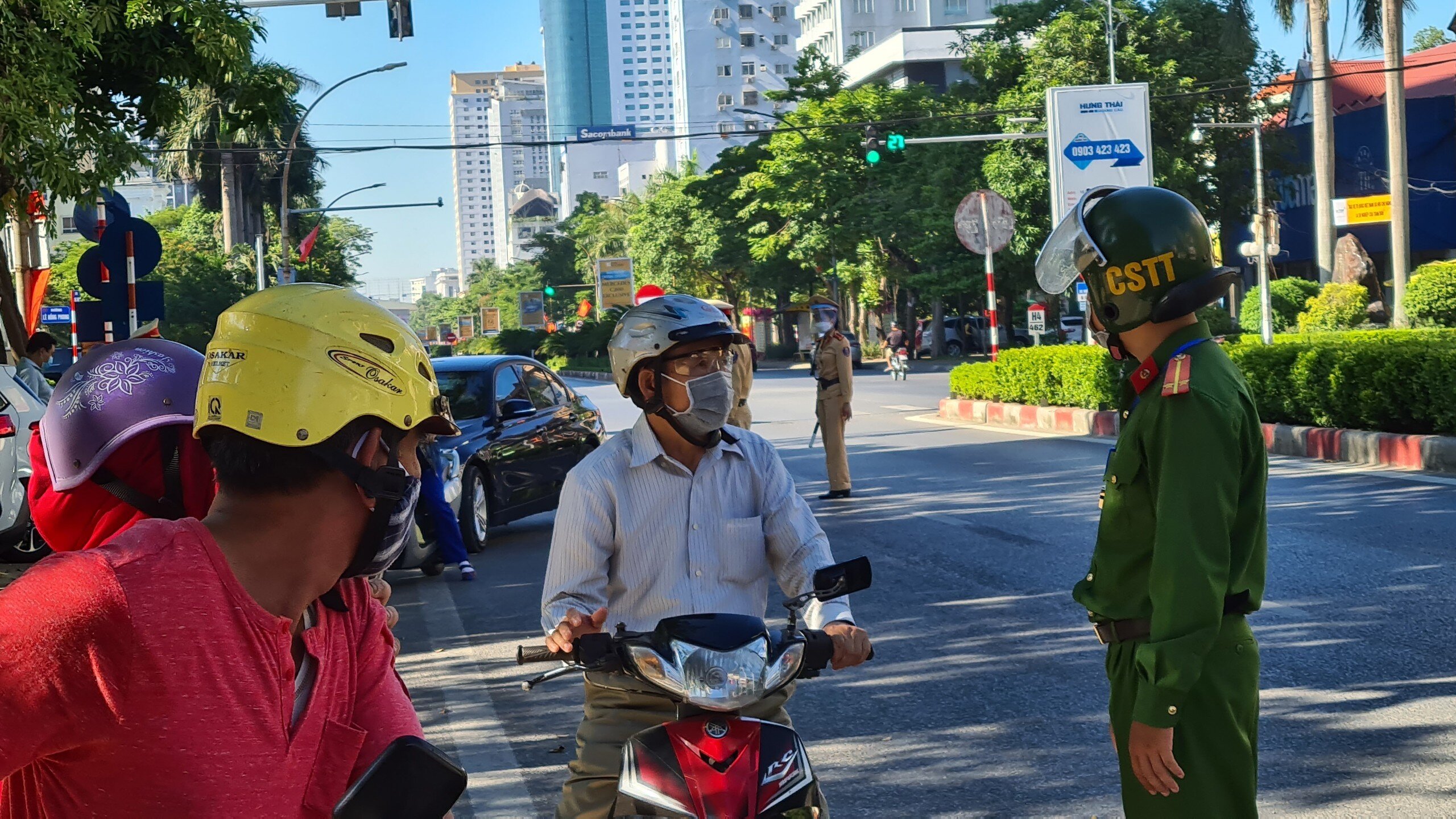 Từ ng&agrave;y 18/8, tất cả những người d&acirc;n sinh sống ở TP Vinh khi ra đường đều c&oacute; thể bị kiểm tra giấy tờ