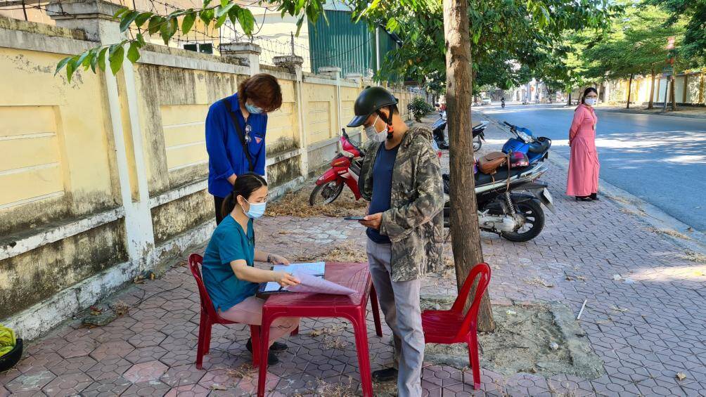 Anh T ở Hưng Dũng, đi sang phường Hưng Ph&uacute;c với l&yacute; do "đi l&agrave;m" nhưng kh&ocirc;ng c&oacute; giấy được nhắc nhở y&ecirc;u cầu quay về v&agrave; chỉ ra đường khi thực sự cần thiết