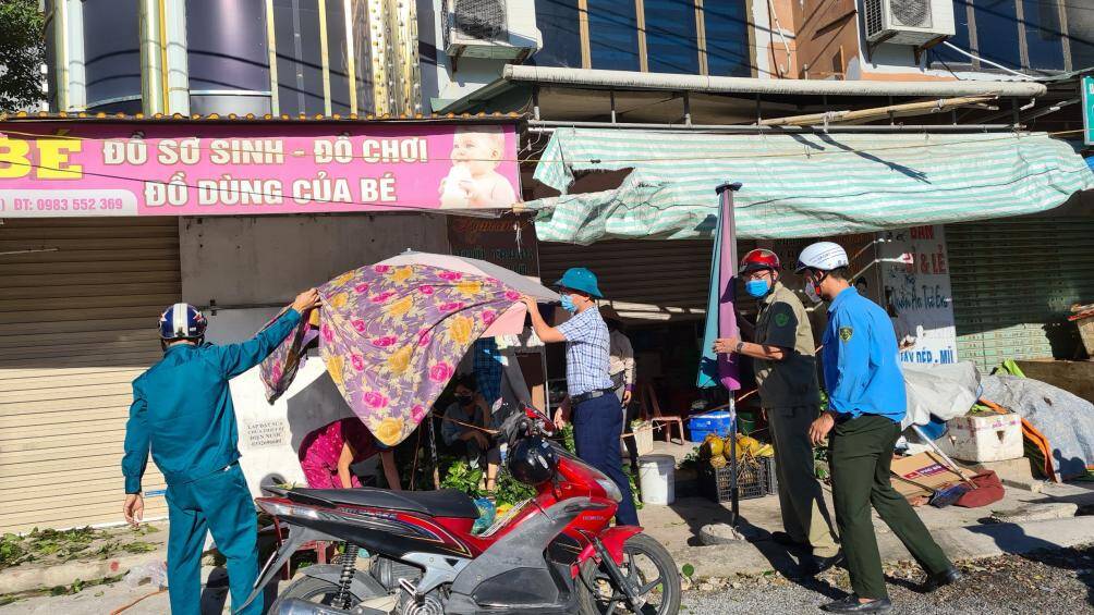 Những trường hợp b&agrave;y b&aacute;n lấn chiếm l&ograve;ng đường, vỉa h&egrave; kh&ocirc;ng giăng d&acirc;y, tạo khoảng c&aacute;ch ph&ograve;ng dịch sẽ bị lập bi&ecirc;n bản với mức phạt lần đầu l&agrave; 750.000 đồng.