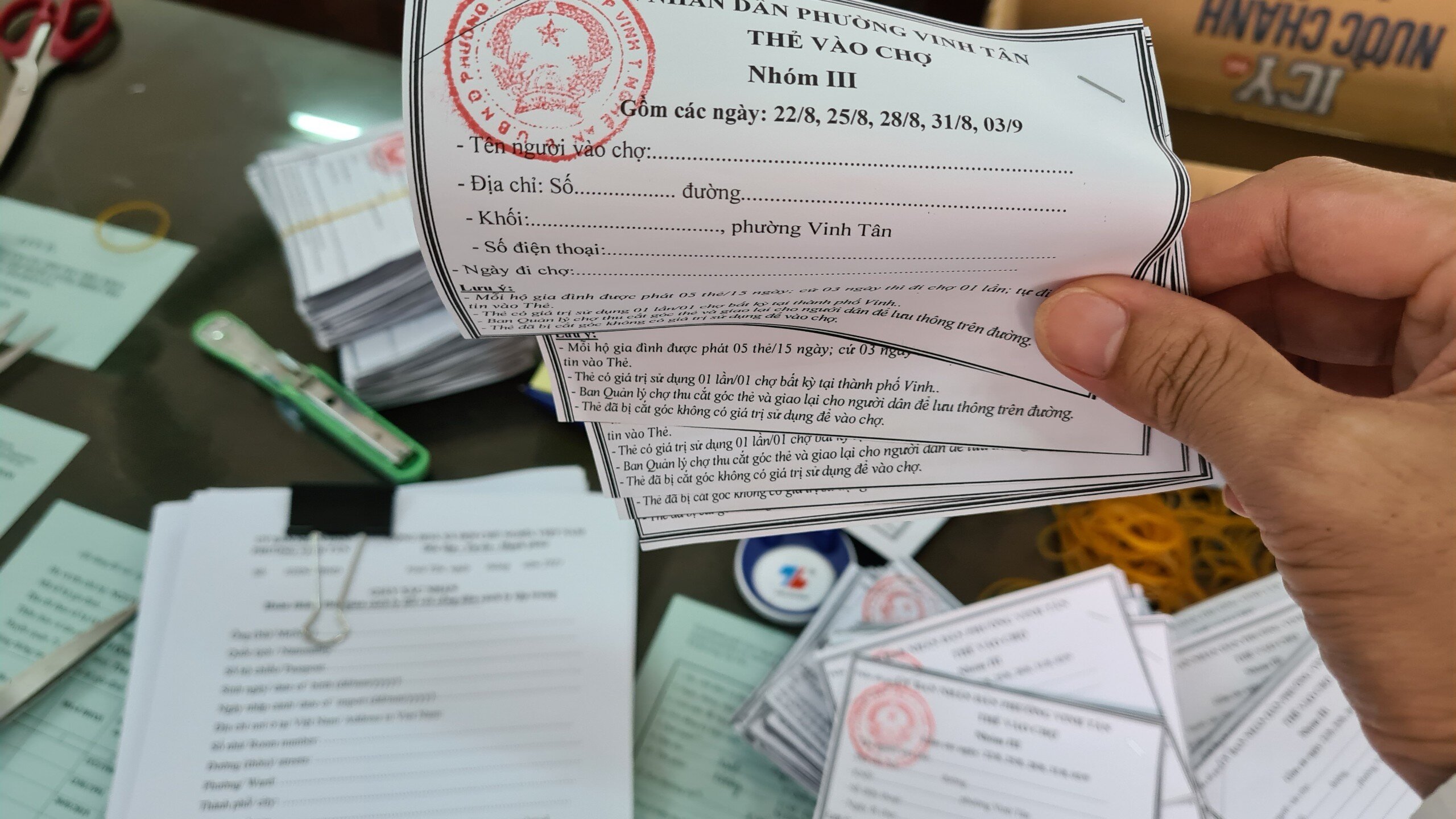 Phiếu được phân loại làm 3 nhóm, chia tuần tự các ngày, đảm bảo số người được đi chợ trong mỗi ngày bằng nhau và đủ giãn cách