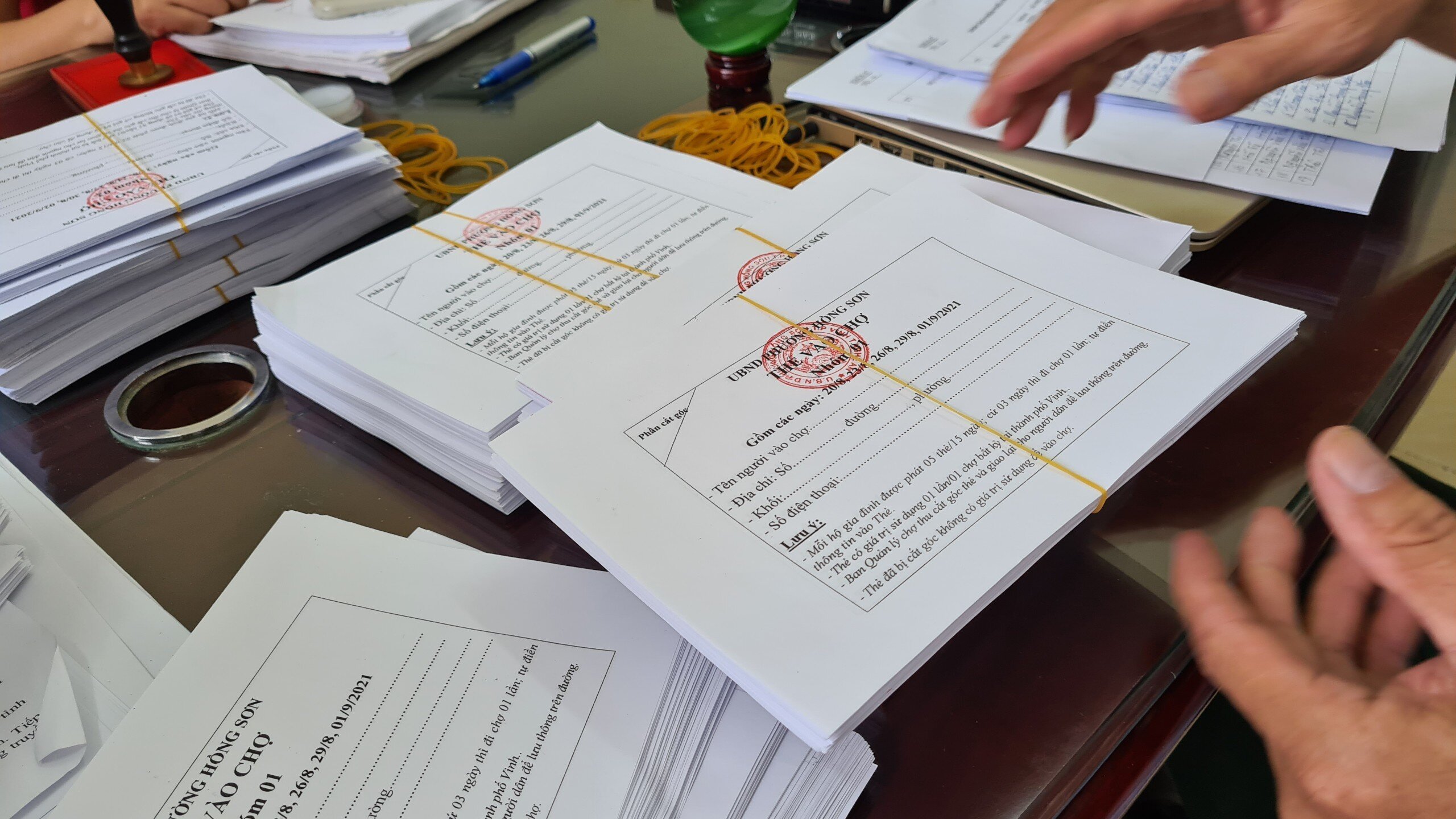 Để chuẩn bị cho công tác này, từ chiều qua 18/8 đến sáng nay, các cán bộ công chức ở các phường xã phải thức trắng đêm in ấn, đóng dấu phân loại các phiếu đi chợ