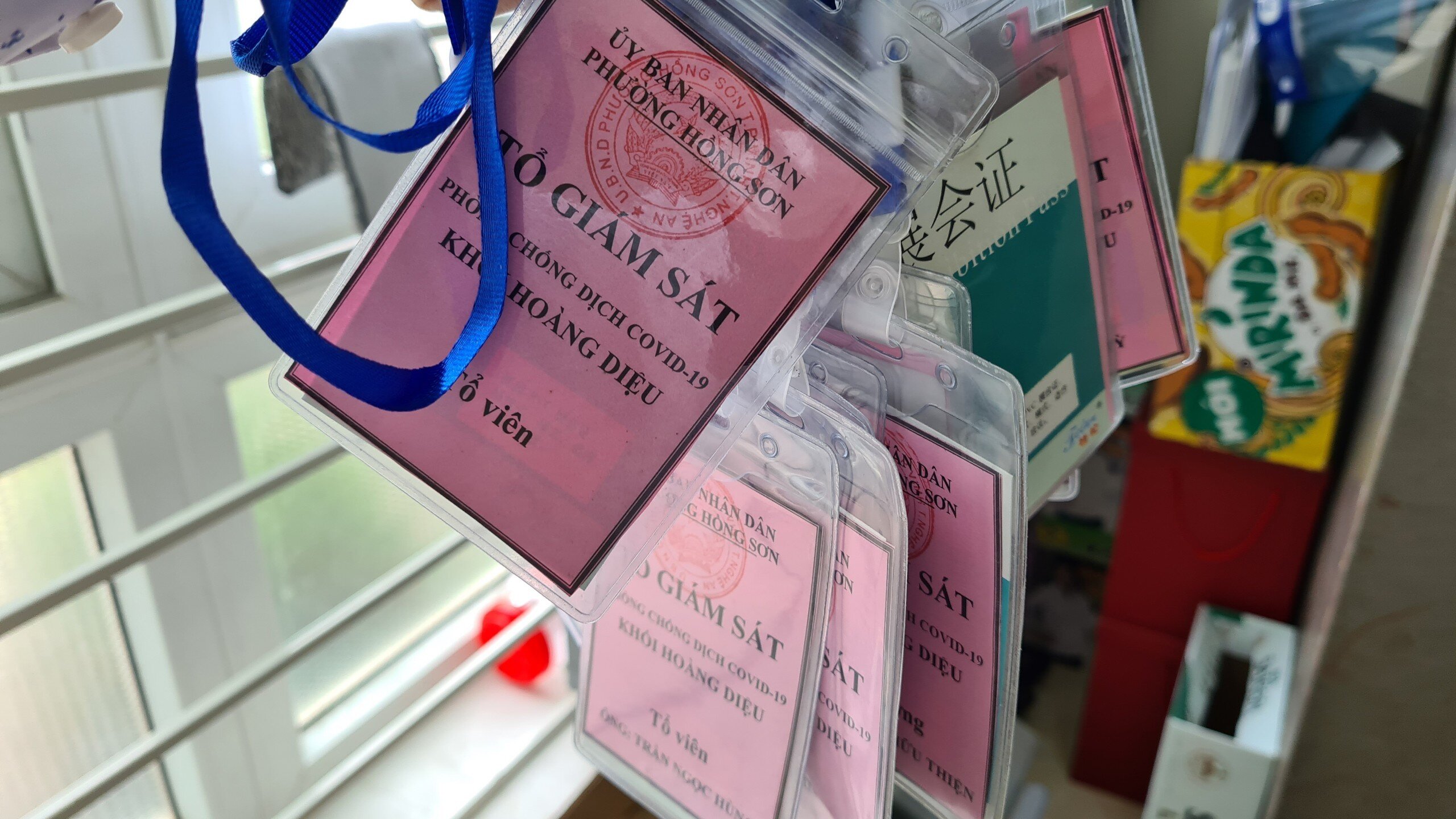 Ở phường Hồng Sơn loại Thẻ đặc biệt cũng được in, phát cho các thành viên tổ giám sát cộng đồng. Người được giao thẻ này sẽ cùng với các khối trưởng đảm nhiệm việc phát phiếu, kiểm soát sử dụng phiếu.