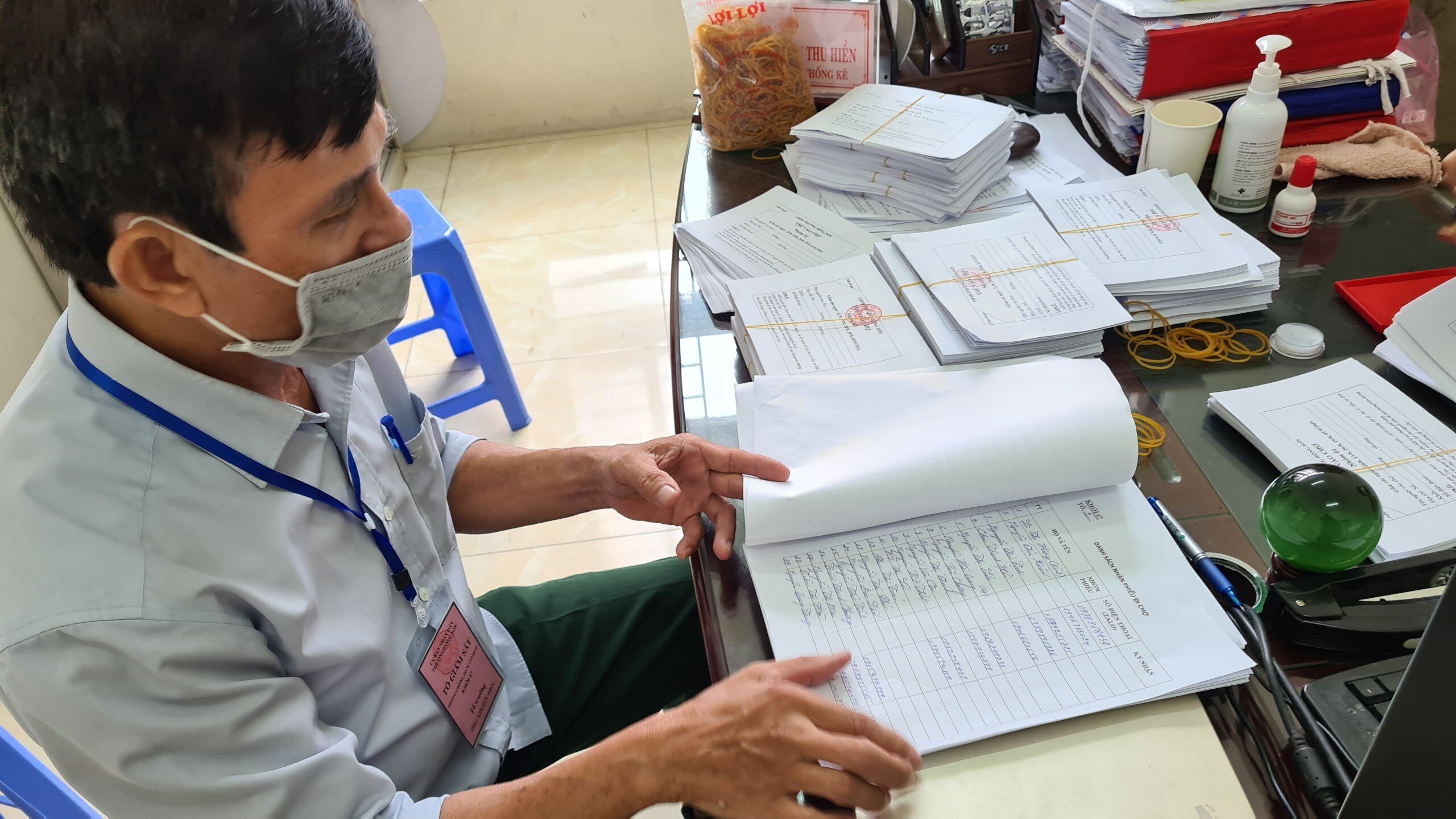 Ngoài ra, các phường còn lập danh sách cụ thể từng hộ, đảm bảo cấp đủ cho người dân và không trùng lặp, người thừa người thiếu.