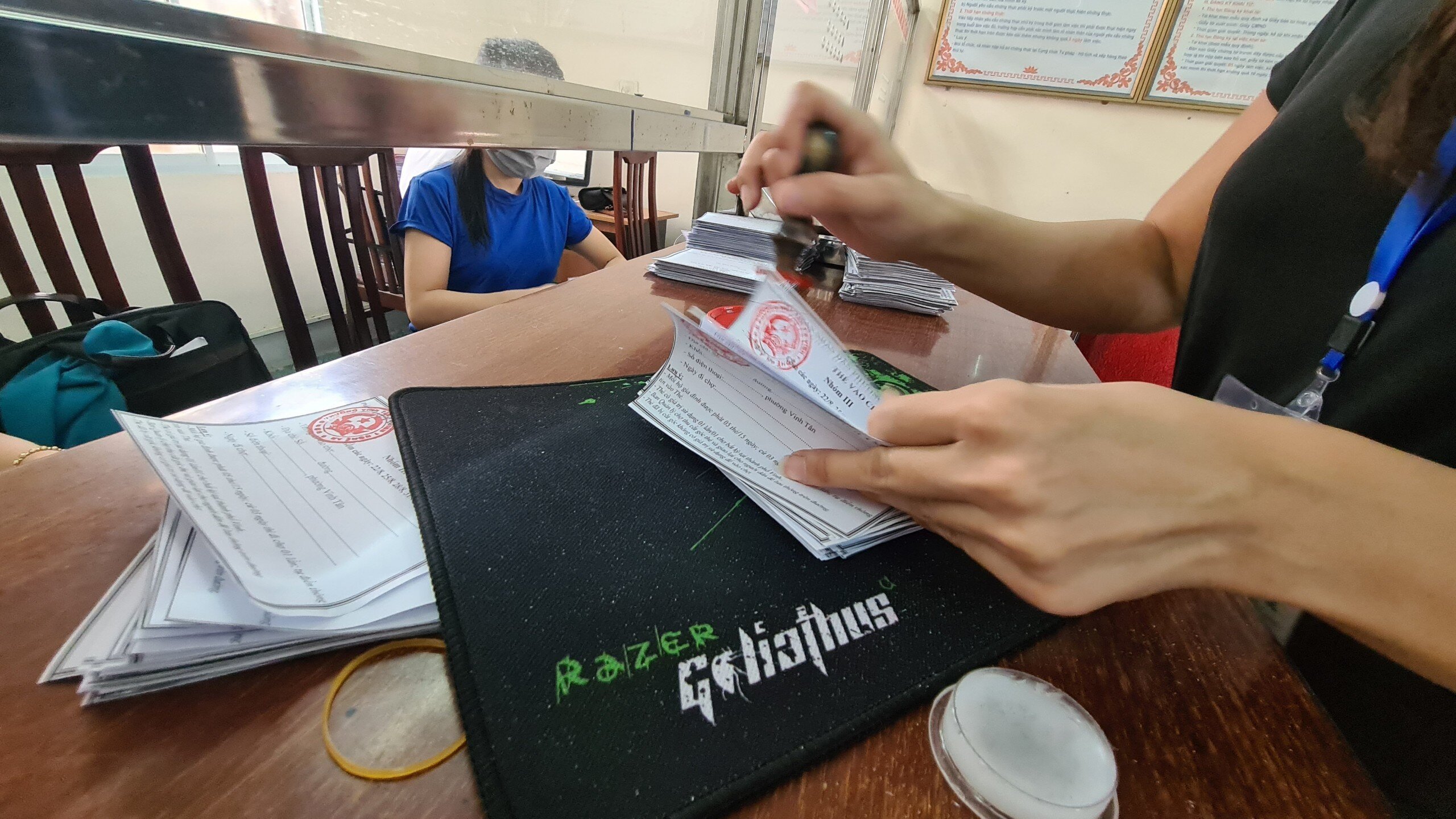 Dấu đóng trên phiếu là dấu đỏ của UBND phường, xã, được đóng thủ công để tránh làm giả.