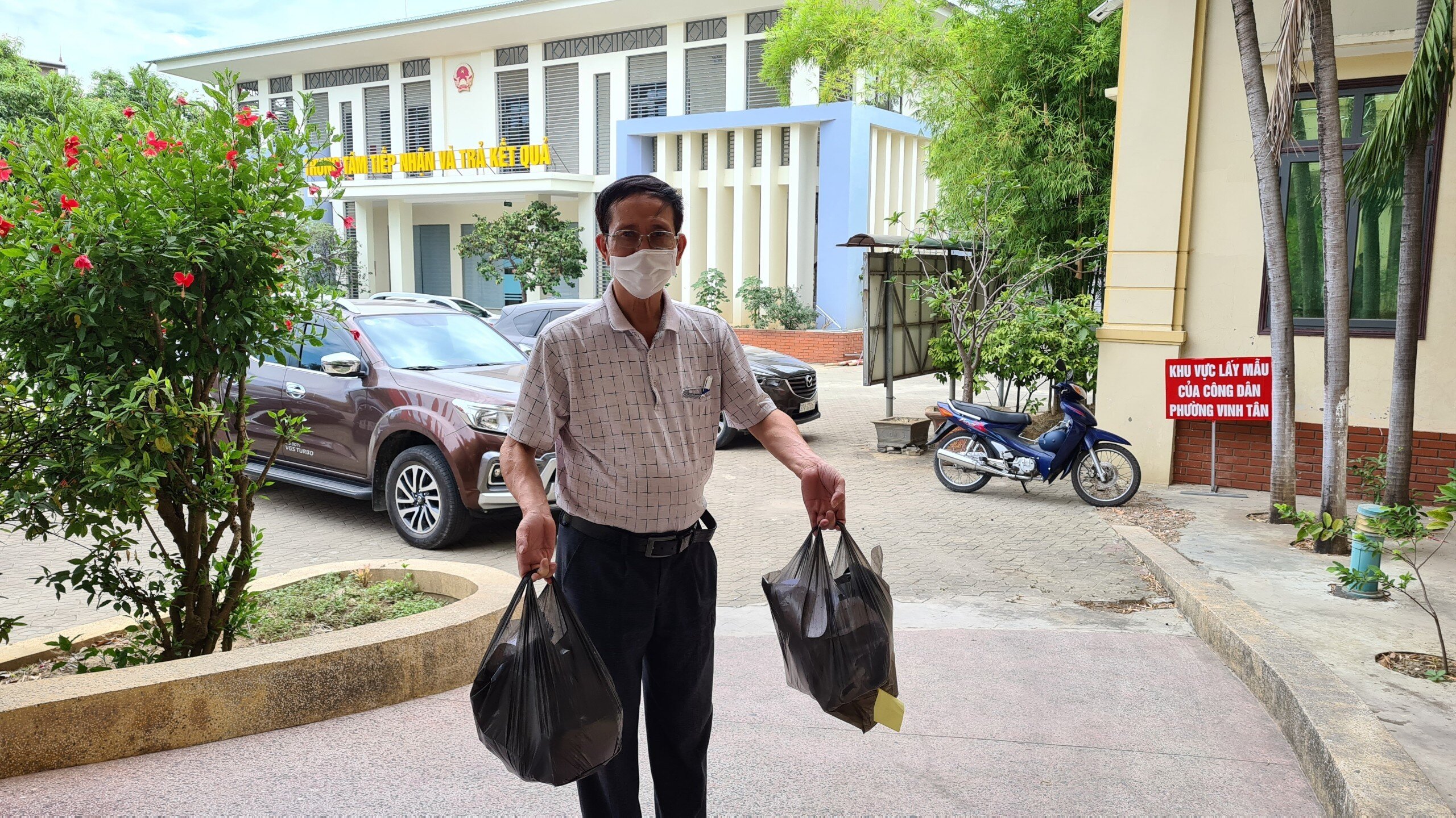 Khối trưởng khối Tân Phúc, Phường Vinh Tân, ông Lê Văn Lợi vừa nhận 6.500 phiếu đi chợ, cho biết: Số lượng dân của Khối đông nhất thành phố nên Khối đã lập ra 8 tổ giám sát cộng đồng, trong đó 5 tổ ở chung cư, 3 tổ ở xóm để đi phát ngay trong ngày.