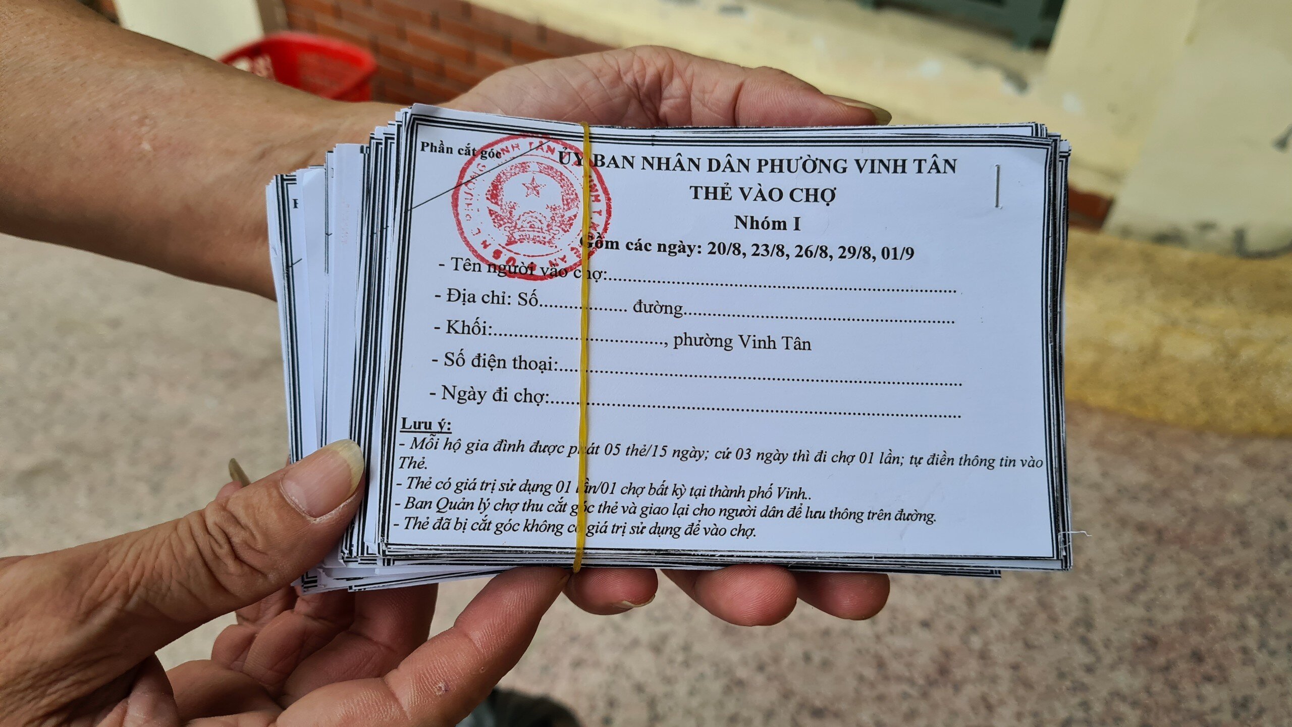 Những lá phiếu đi chợ, cùng với giấy đi đường, thẻ đi làm nhiệm vụ... sẽ là những giấy tờ quan trọng người dân bắt buộc phải mang theo khi ra đường.