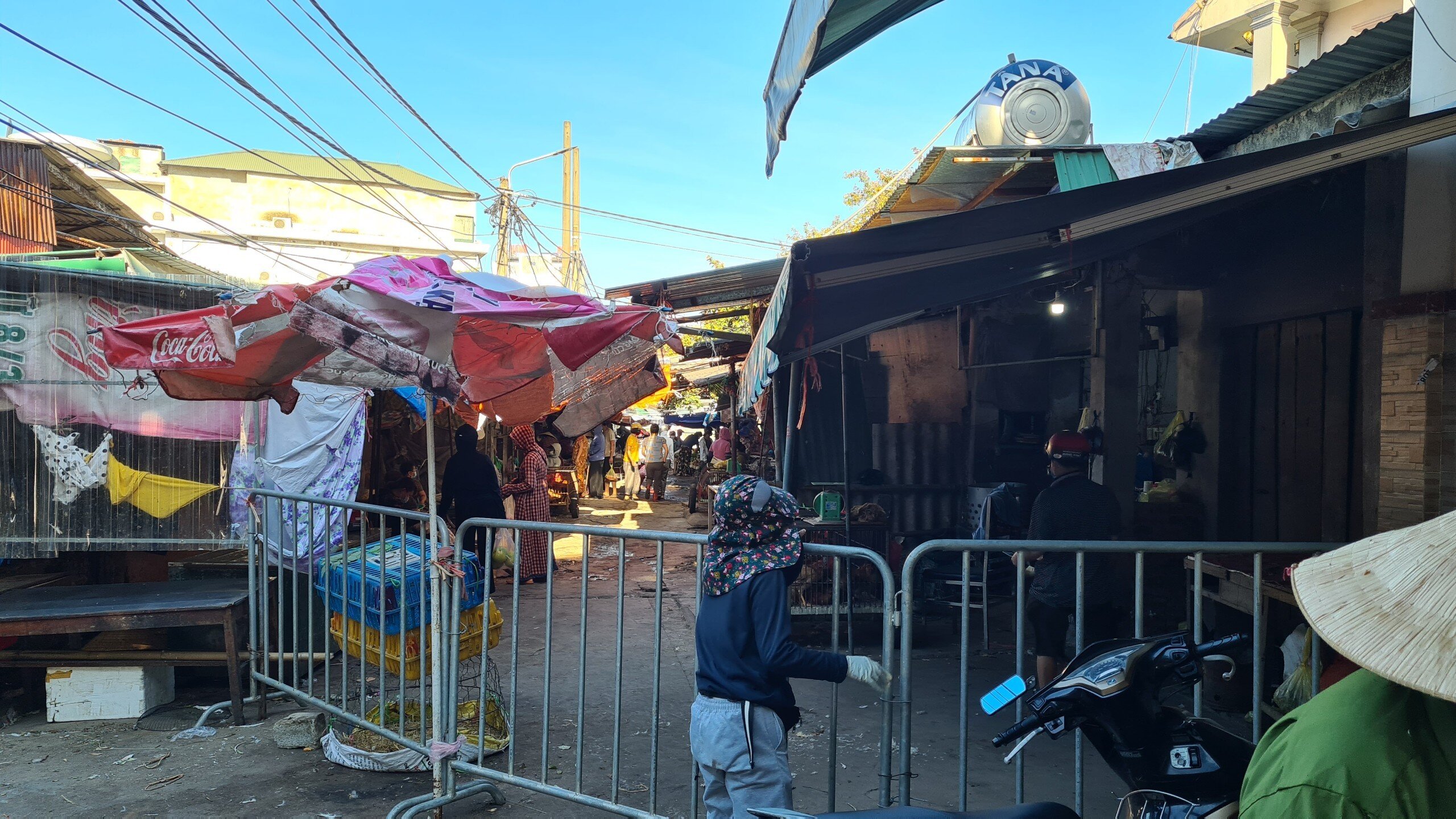 Tại các chợ dân sinh, tất cả các lối ra vào đều đã được lập rào kiểm soát. Bắt đầu từ ngày 20/8 chỉ những người có phiếu đi chợ đúng ngày mới được vào chợ mua sắm