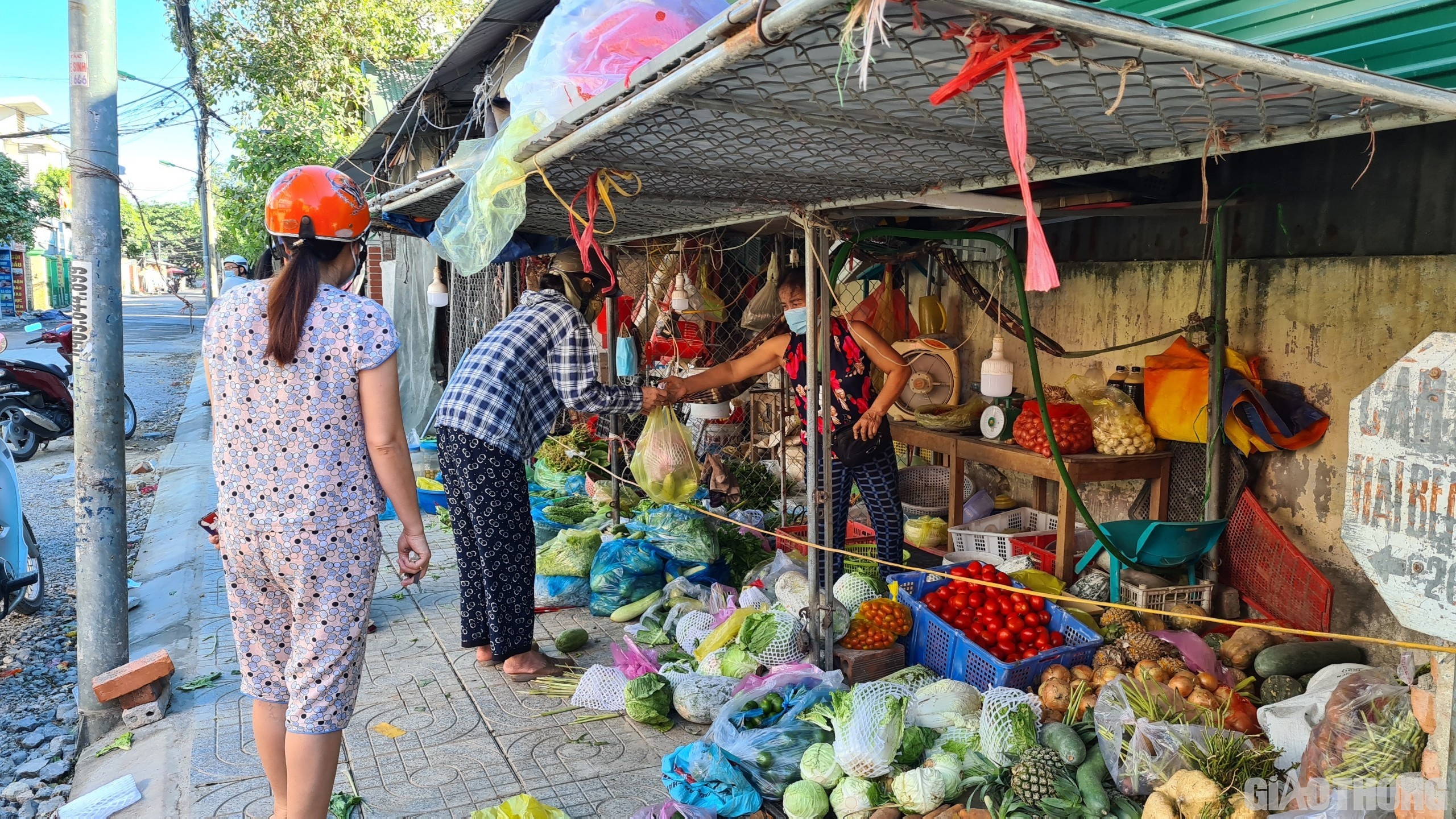 Thực hiện chỉ đạo của tỉnh Nghệ An và UBND TP Vinh, bắt đầu từ ngày 20/8 tất cả người dân sinh sống ở TP Vinh sẽ được phát phiếu và chỉ được đi chợ 3 ngày 1 lần để phòng chống dịch Covid-19.