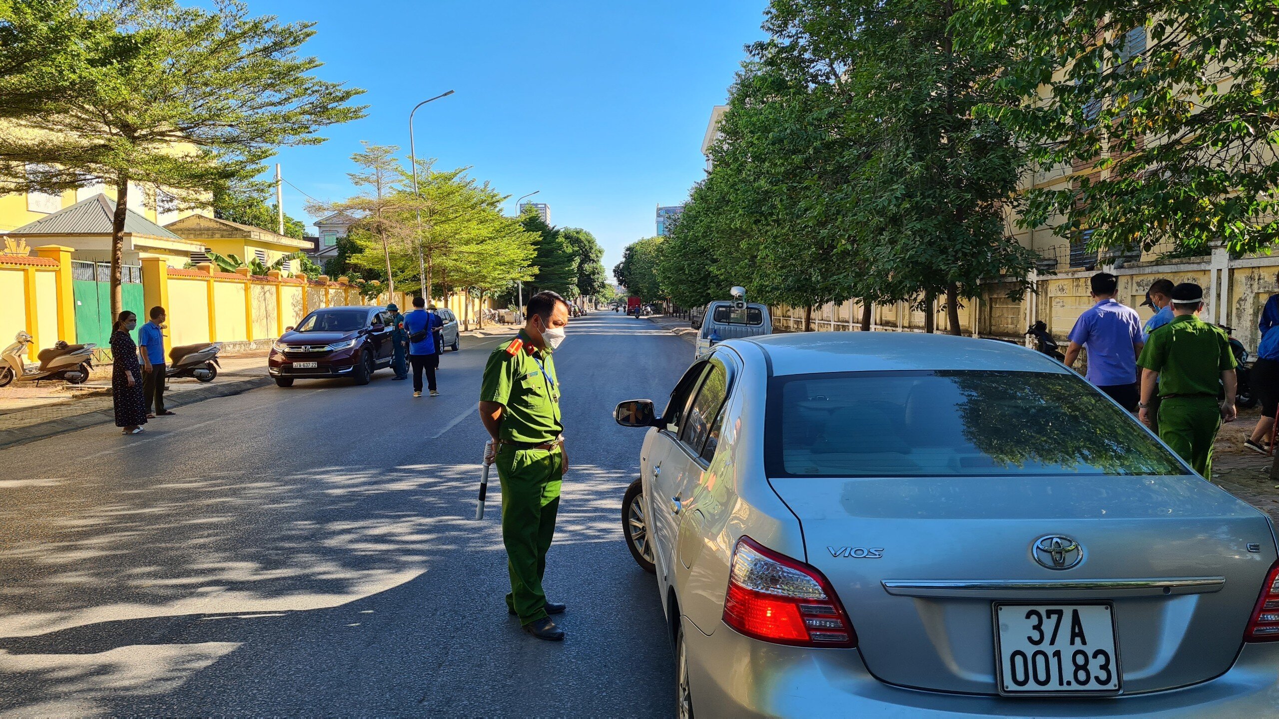 Lực lượng Công an thành phố đã lập hàng loạt các chốt kiểm tra giấy tờ người đi đường trong thời gian giãn cách xã hội theo Chỉ thị 16.
