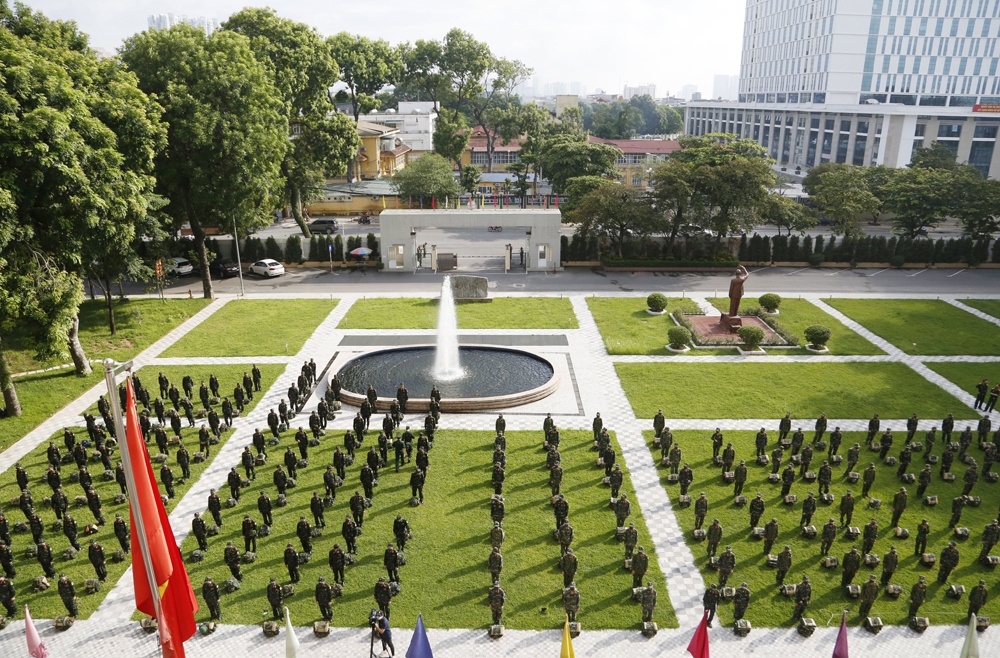 C&aacute;c c&aacute;n bộ, nh&acirc;n vi&ecirc;n, học vi&ecirc;n Học viện Qu&acirc;n y khi v&agrave;o tới TP.HCM v&agrave; c&aacute;c tỉnh ph&iacute;a Nam sẽ tổ chức th&agrave;nh 60 tổ qu&acirc;n y lưu động với bi&ecirc;n chế mỗi tổ l&agrave; 2 b&aacute;c sĩ, 3 học vi&ecirc;n, thực hiện nhiệm vụ theo sự ph&acirc;n c&ocirc;ng, điều phối của Sở Chỉ huy ph&ograve;ng, chống dịch ph&iacute;a Nam Bộ Quốc ph&ograve;ng.
