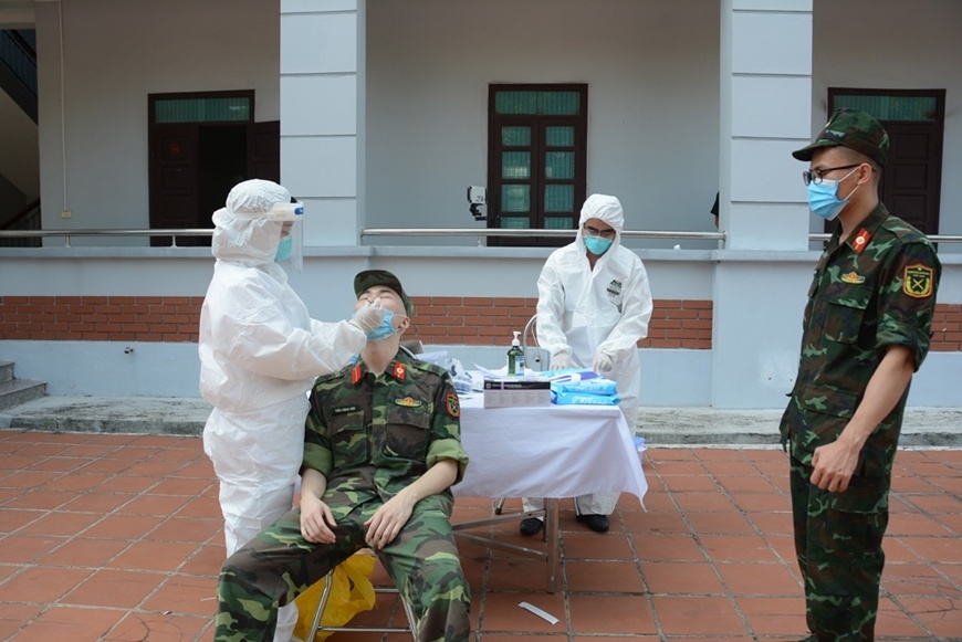 Trước khi l&ecirc;n đường v&agrave;o miền Nam thực hiện nhiệm vụ, c&aacute;c qu&acirc;n nh&acirc;n đ&atilde; được lấy mẫu xét nghiệm SARS-CoV-2.