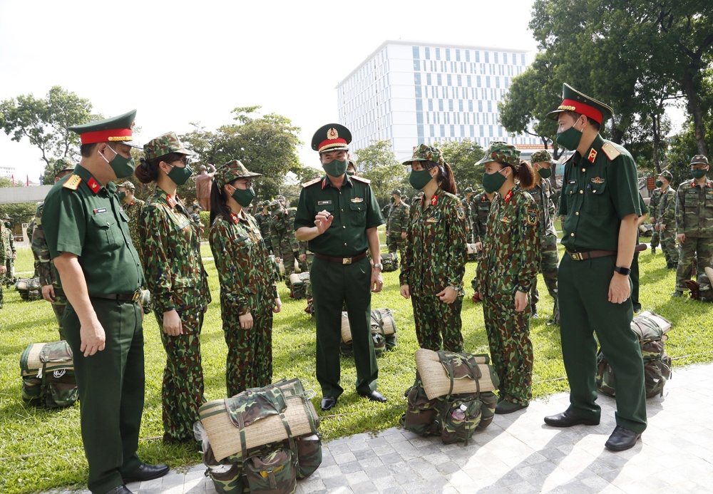Nhiều cán bộ, nhân viên, học viên nữ của Học viện Qu&acirc;n y đ&atilde; lên đường vào miền Nam chống dịch.