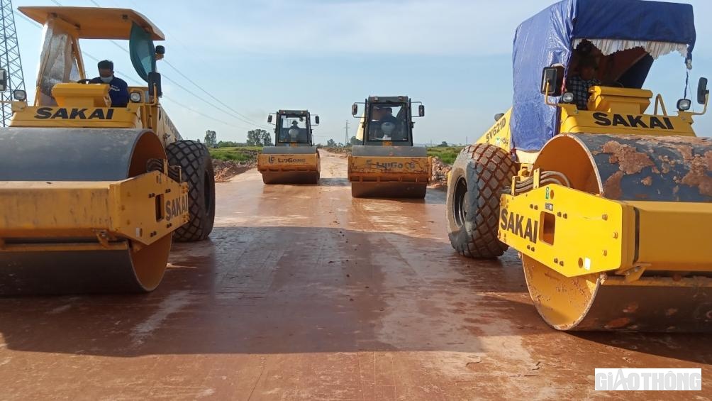 Từng lớp đất đắp nền phẳng mịn nhẵn bóng