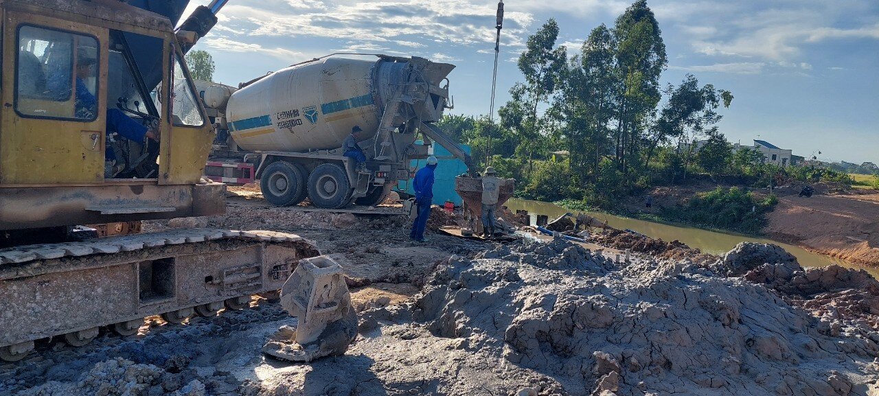 Và những mố, trụ cầu sẽ được ưu tiên làm trước vì phải xử lý đất yếu và làm móng cọc khoan nhồi do mất nhiều thời gian thi công hơn.