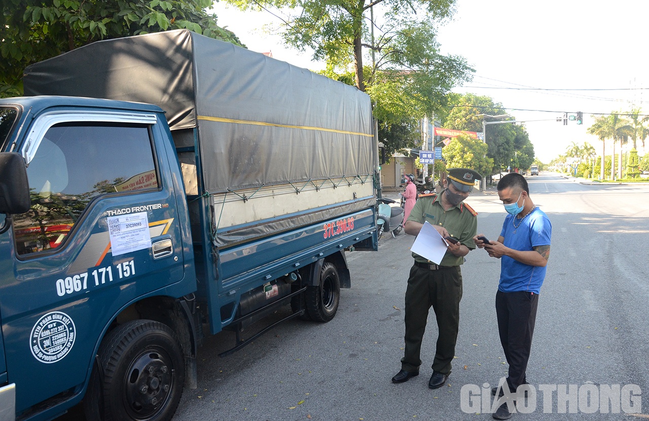 Xe vận tải luồng xanh m&agrave; kh&ocirc;ng vận chuyển mặt h&agrave;ng thiết yếu cũng bị y&ecirc;u cầu quay đầu