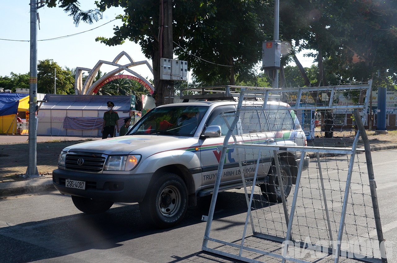 S&aacute;ng nay (23/8), cũng l&agrave; ng&agrave;y đầu ti&ecirc;n TP Vinh thực hiện mức gi&atilde;n c&aacute;ch x&atilde; hội cao hơn Chỉ thị 16, theo hướng &ldquo;ai ở đ&acirc;u, ở y&ecirc;n đ&oacute;&rdquo;