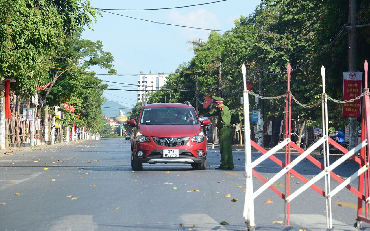 Tr&ecirc;n c&aacute;c tuyến phố, thay bằng h&igrave;nh ảnh lực lượng CSGT chốt trực tại c&aacute;c giao lộ l&agrave; những chiến sĩ thuộc c&aacute;c ph&ograve;ng nghiệp vụ của C&ocirc;ng an tỉnh. M&agrave;u &aacute;o xanh c&ocirc;ng an, c&ugrave;ng r&agrave;o th&eacute;p kẽm gai xuất hiện ở tất cả c&aacute;c tuyến đường th&agrave;nh phố