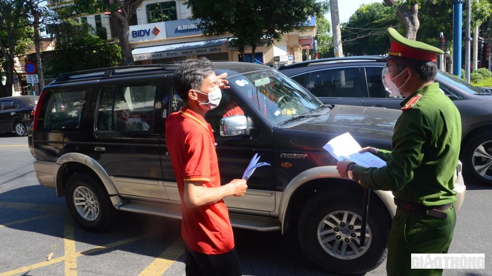 Ng&agrave;y h&ocirc;m nay lực lượng chức năng chỉ tập trung tuy&ecirc;n truyền nhắc nhở v&agrave; chỉ y&ecirc;u cầu c&aacute;c trường hợp vi phạm quay trở về nh&agrave;. C&ograve;n từ ng&agrave;y mai 24/8, c&aacute;c trường hợp vi phạm sẽ bị xử l&yacute; nghi&ecirc;m theo quy định.