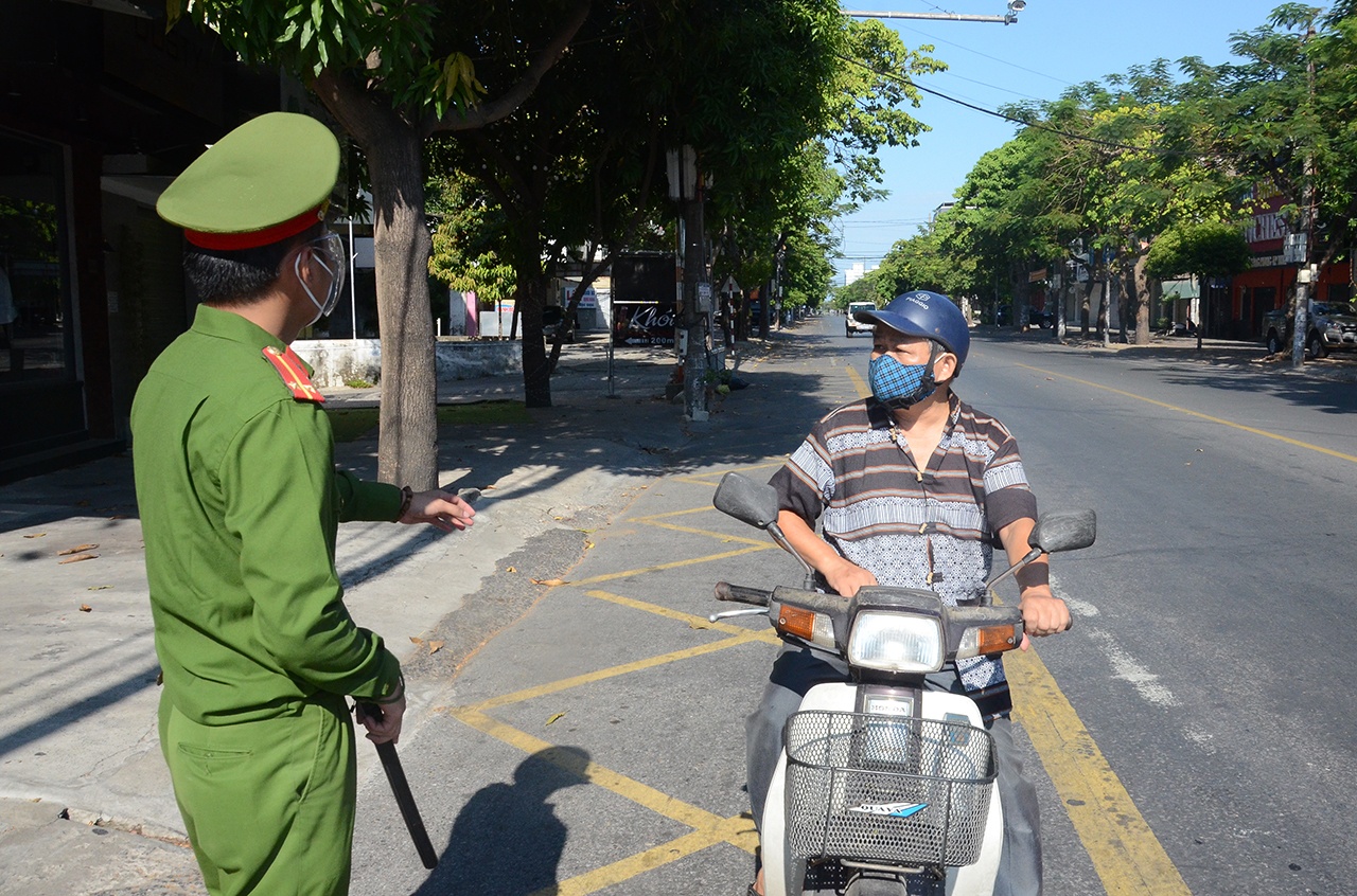 &Ocirc;ng H. (Phường Hưng B&igrave;nh) cầm thẻ đi chợ đ&uacute;ng ng&agrave;y cũng bị y&ecirc;u cầu quay về v&igrave; quy định mới "ai ở đ&acirc;u, ở y&ecirc;n đ&oacute;"