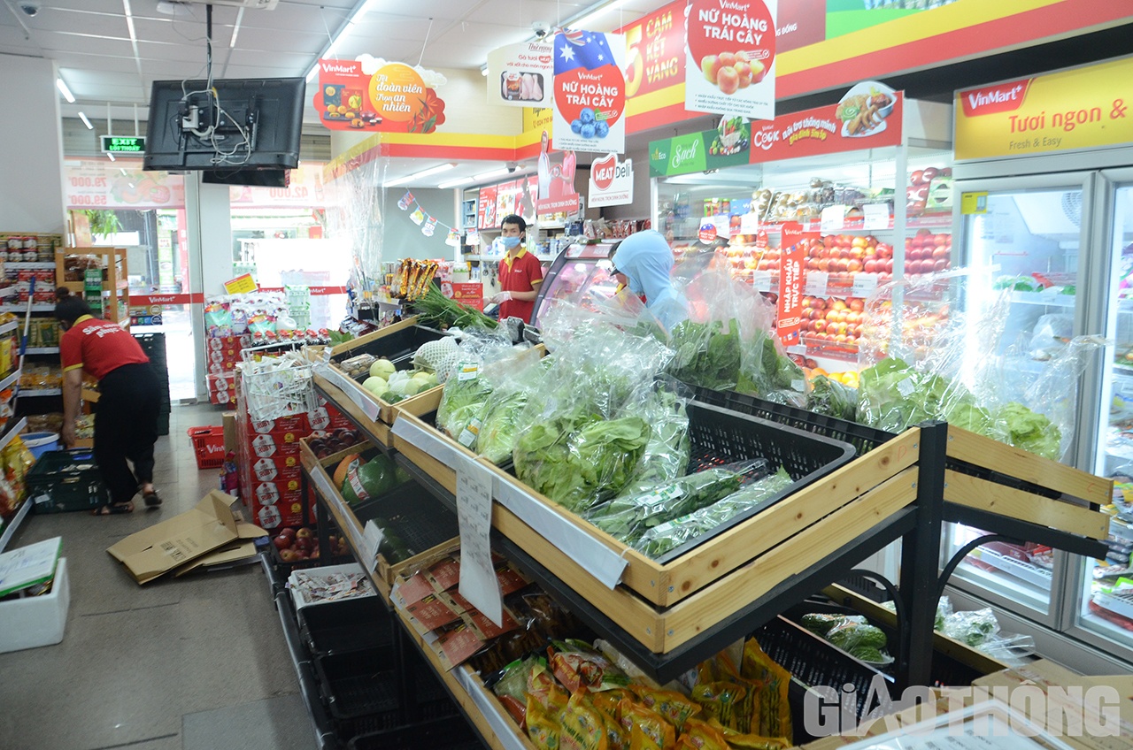 H&agrave;ng h&oacute;a trong si&ecirc;u thị vẫn c&oacute; đủ v&agrave; tương đối phong ph&uacute;. Theo c&aacute;c nh&acirc;n vi&ecirc;n, thỉnh thoảng h&agrave;ng về chậm v&igrave; phải qua nhiều chốt kiểm so&aacute;t chứ kh&ocirc;ng thiếu.