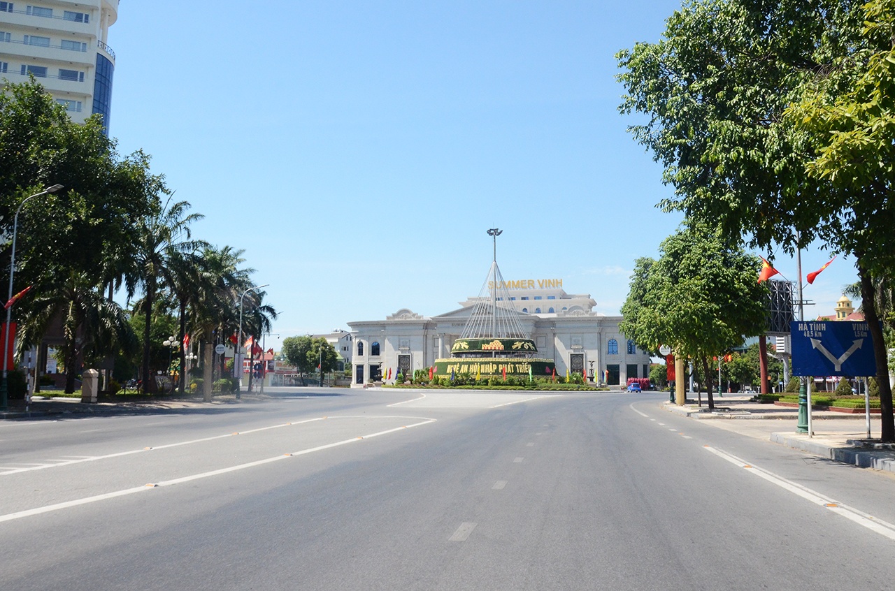 Đường phố vắng tanh kh&ocirc;ng b&oacute;ng người (Ảnh: V&ograve;ng xuyến Trần Ph&uacute;, L&ecirc; Duẩn - nơi thường xuy&ecirc;n xảy ra &ugrave;n tắc trong giờ cao điểm)