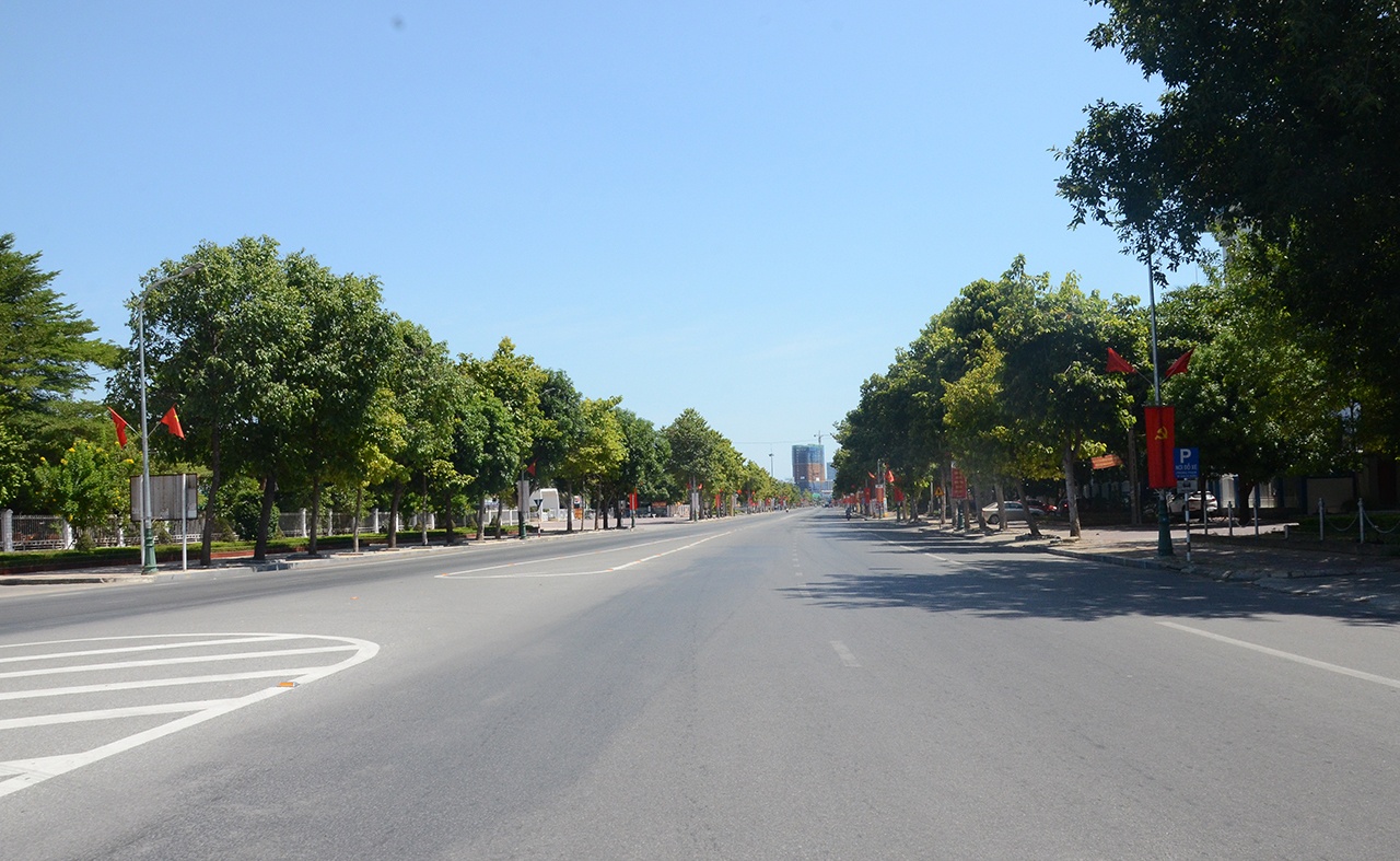 Đường Trường Thi nơi tập trung nhiều cơ quan đầu n&atilde;o của tỉnh cũng kh&ocirc;ng c&oacute; b&oacute;ng người