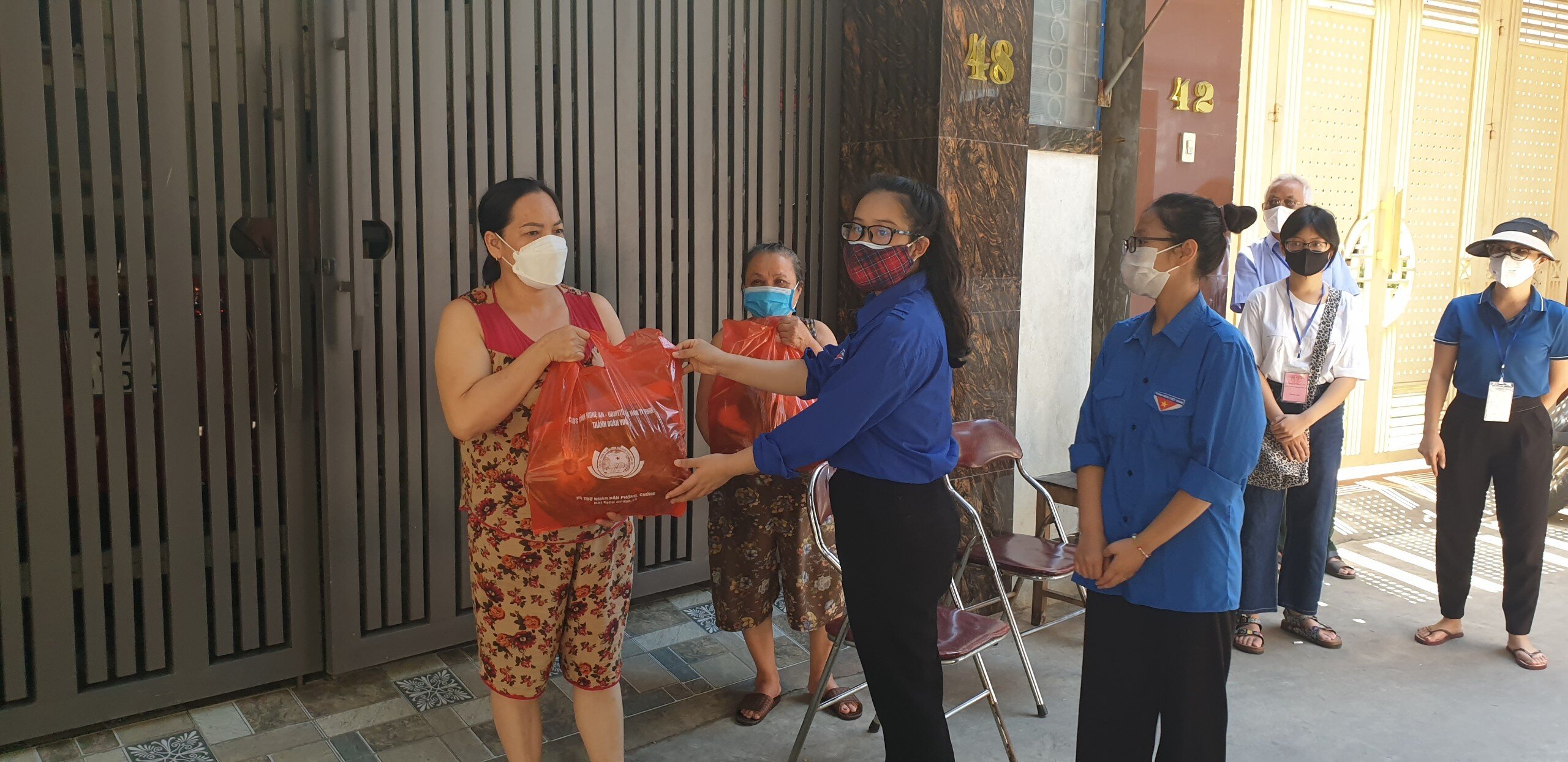 Tại c&aacute;c phường, hội phụ nữ, đo&agrave;n thanh ni&ecirc;n đi tới từng khối x&oacute;m để ph&aacute;t phiếu đăng k&yacute; mua nhu yếu phẩm. Sau đ&oacute;, c&aacute;c th&agrave;nh vi&ecirc;n sẽ đi tới c&aacute;c si&ecirc;u thị mua v&agrave; đưa tới tận nh&agrave; cho d&acirc;n (ảnh: đo&agrave;n thanh ni&ecirc;n phường Hồng Sơn gi&uacute;p d&acirc;n mua thực phẩm đưa về tận nh&agrave;)