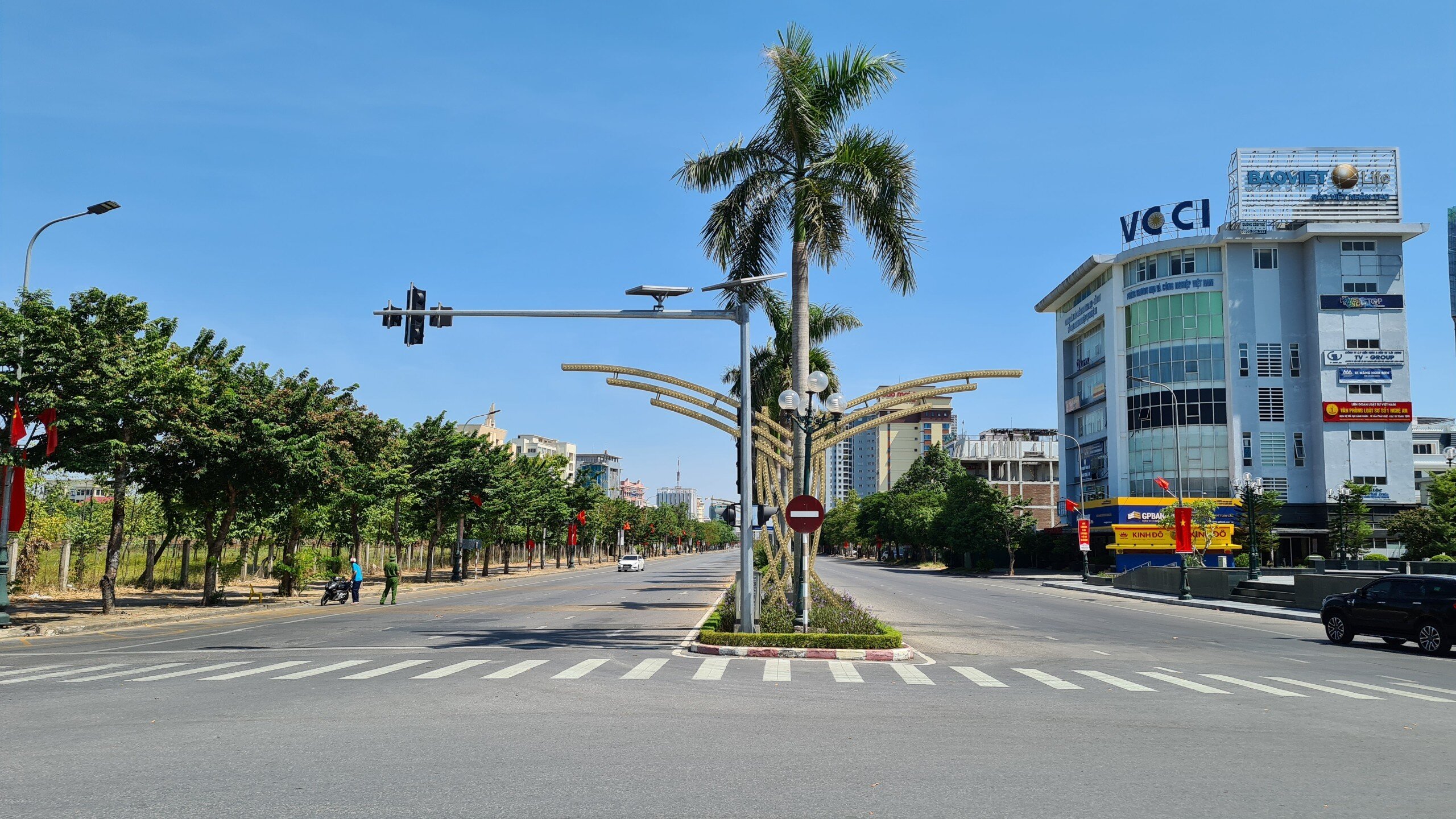 Đại lộ V.I.L&ecirc; Nin l&uacute;c 8h s&aacute;ng c&ograve;n vắng hơn cả nửa đ&ecirc;m