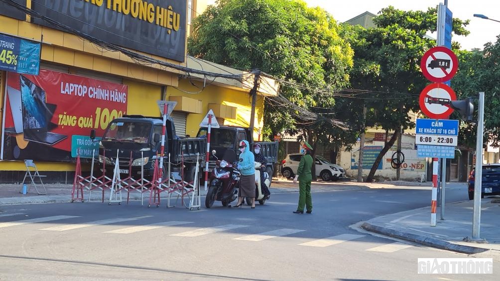 Lệnh gi&atilde;n c&aacute;ch "ai ở đ&acirc;u, ở y&ecirc;n đ&oacute;" dự kiến sẽ k&eacute;o d&agrave;i trong 7 ng&agrave;y. Mục đ&iacute;ch để lực lượng chức năng lấy mẫu x&eacute;t nghiệm to&agrave;n d&acirc;n, ph&acirc;n t&aacute;ch c&aacute;c ca F0, F1, F2 ra khỏi cộng đồng. V&igrave; sức khỏe chung của nh&acirc;n d&acirc;n, ch&iacute;nh quyền tỉnh Nghệ An k&ecirc;u gọi người d&acirc;n nghi&ecirc;m chỉnh chấp h&agrave;nh.