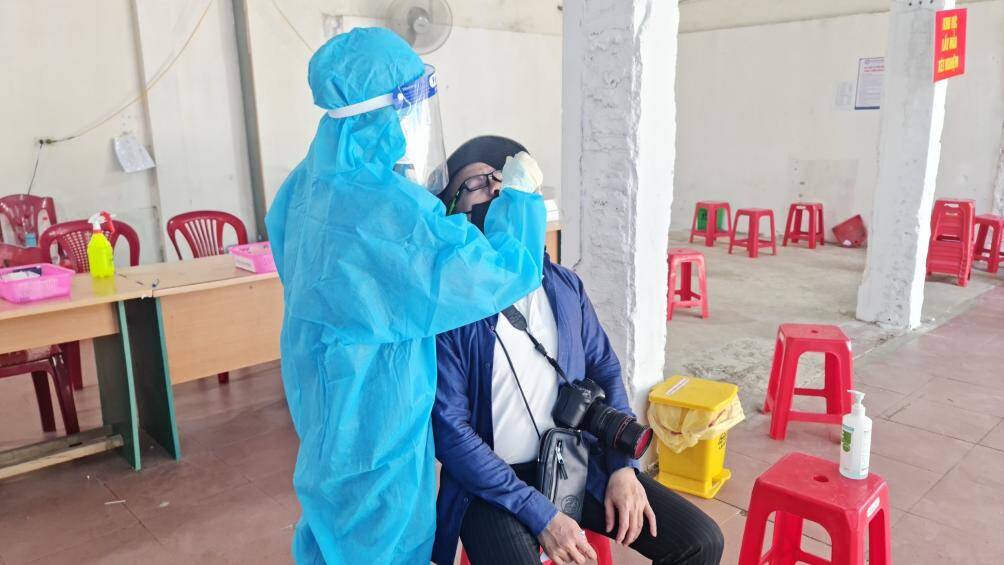 Ngay cả c&aacute;c ph&oacute;ng vi&ecirc;n, nh&agrave; b&aacute;o muốn đi t&aacute;c nghiệp cũng phải c&oacute; giấy của Sở Th&ocirc;ng tin v&agrave; truyền th&ocirc;ng v&agrave; phải test Covid-19. Số lượng nh&agrave; b&aacute;o được cấp giấy cũng rất &iacute;t, chỉ từ 10 - 15 cơ quan b&aacute;o ch&iacute; v&agrave; mỗi cơ quan 1 người