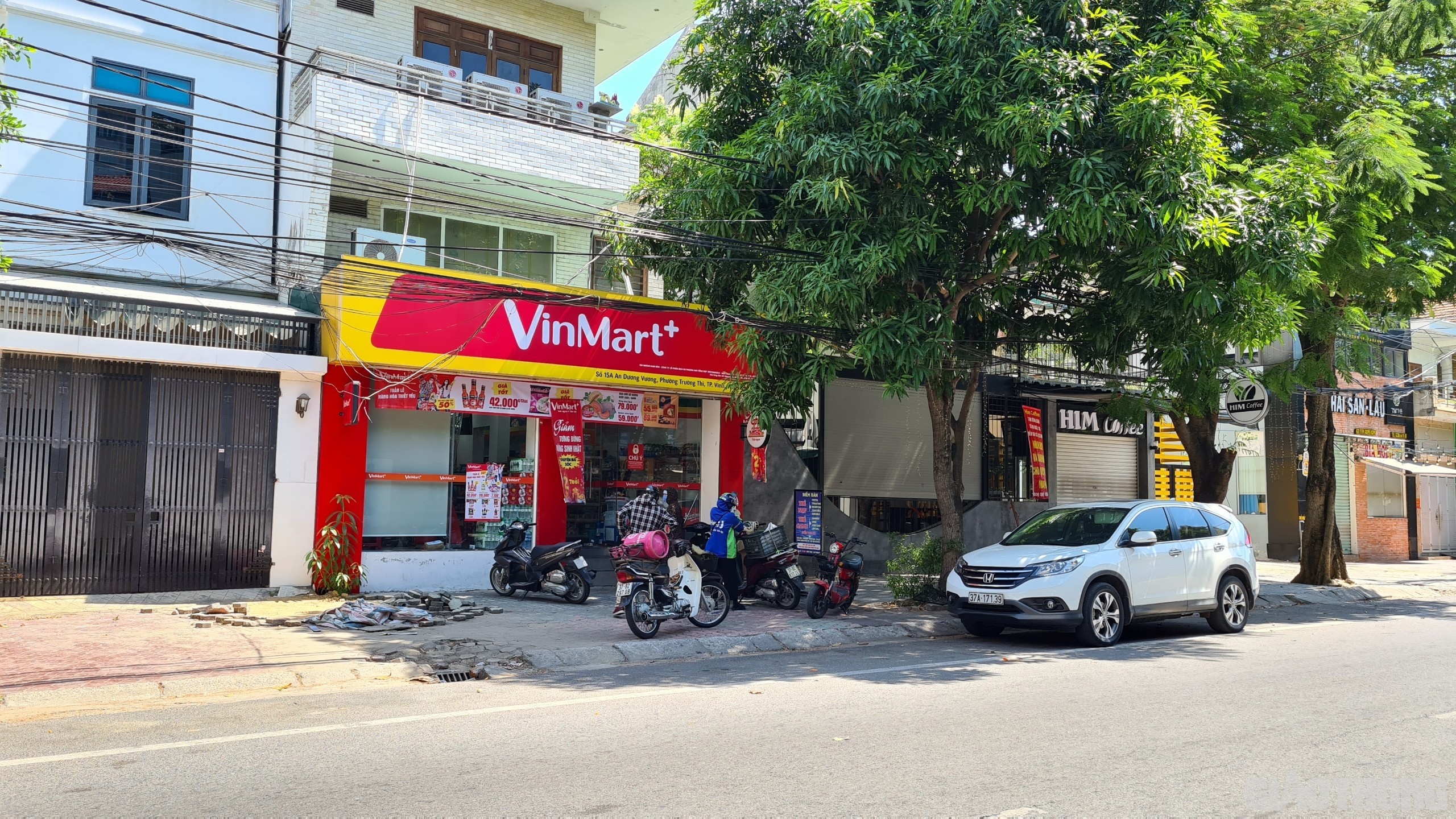 C&aacute;c si&ecirc;u thị tr&ecirc;n địa b&agrave;n vẫn mở cửa. Tuy nhi&ecirc;n rất hạn chế đối tượng được mua h&agrave;ng. Người tới mua h&agrave;ng l&agrave; người của ch&iacute;nh quyền c&aacute;c phường x&atilde; được giao nhiệm vụ. C&aacute;c shipper chuyển h&agrave;ng online cũng đ&atilde; bị hạn chế