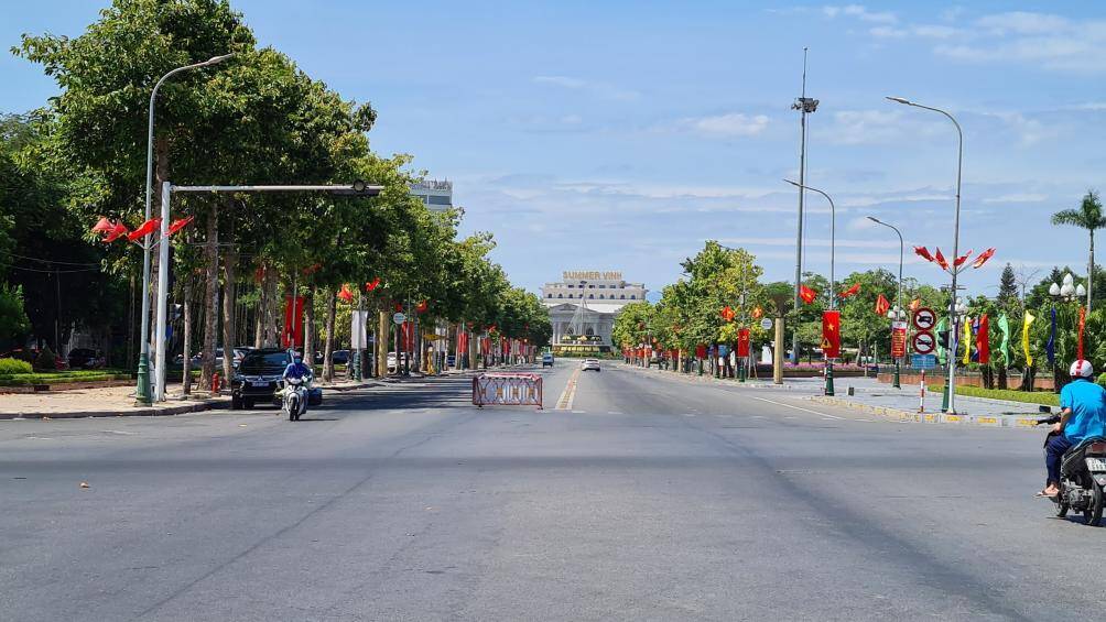 Ng&atilde; tư Quảng trường Hồ Ch&iacute; Minh thưa vắng, chỉ c&oacute; v&agrave;i người thuộc diện lực lượng của phường đi l&agrave;m nhiệm vụ