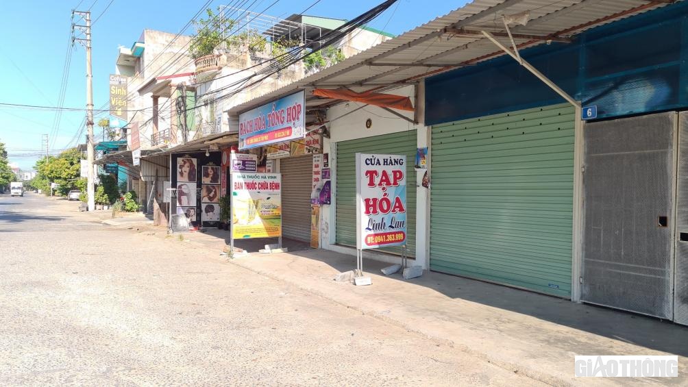 Đường phố kh&ocirc;ng c&oacute; người, c&aacute;c h&agrave;ng qu&aacute;n cũng đ&oacute;ng cửa, kể cả c&aacute;c cửa h&agrave;ng b&aacute;n mặt h&agrave;ng thiết yếu như tạp h&oacute;a, vật liệu x&acirc;y dựng, hiệu thuốc