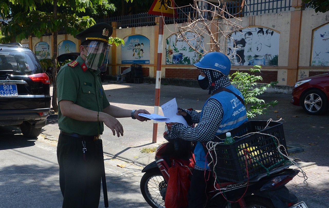 Trong khi, Shipper bị cấm hoạt động từ s&aacute;ng nay, n&ecirc;n việc mua b&aacute;n online cũng kh&ocirc;ng thể thực hiện. Người d&acirc;n th&agrave;nh phố Vinh vẫn đang ng&oacute;ng chờ biện ph&aacute;p tiếp theo m&agrave; th&agrave;nh phố đưa ra