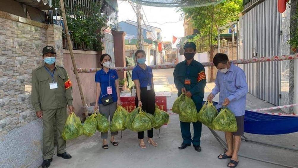 Thực phẩm được đưa tới tận nh&agrave; hoặc đầu c&aacute;c khu phong tỏa theo danh s&aacute;ch m&agrave; Ủy ban mặt trận tổ quốc phường, x&atilde; cung cấp