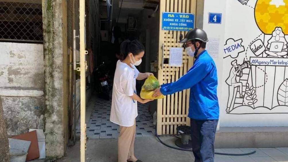 Anh Nguyễn Hữu Th&aacute;i - Đo&agrave;n thanh ni&ecirc;n phường Hưng B&igrave;nh, phụ tr&aacute;ch gian h&agrave;ng tại phường cho biết: Thực phẩm khi được đưa tới, mọi người sẽ chia ra v&agrave; đi ph&aacute;t lu&ocirc;n, bất kể thời gian n&agrave;o để đảm bảo lu&ocirc;n tươi ngon