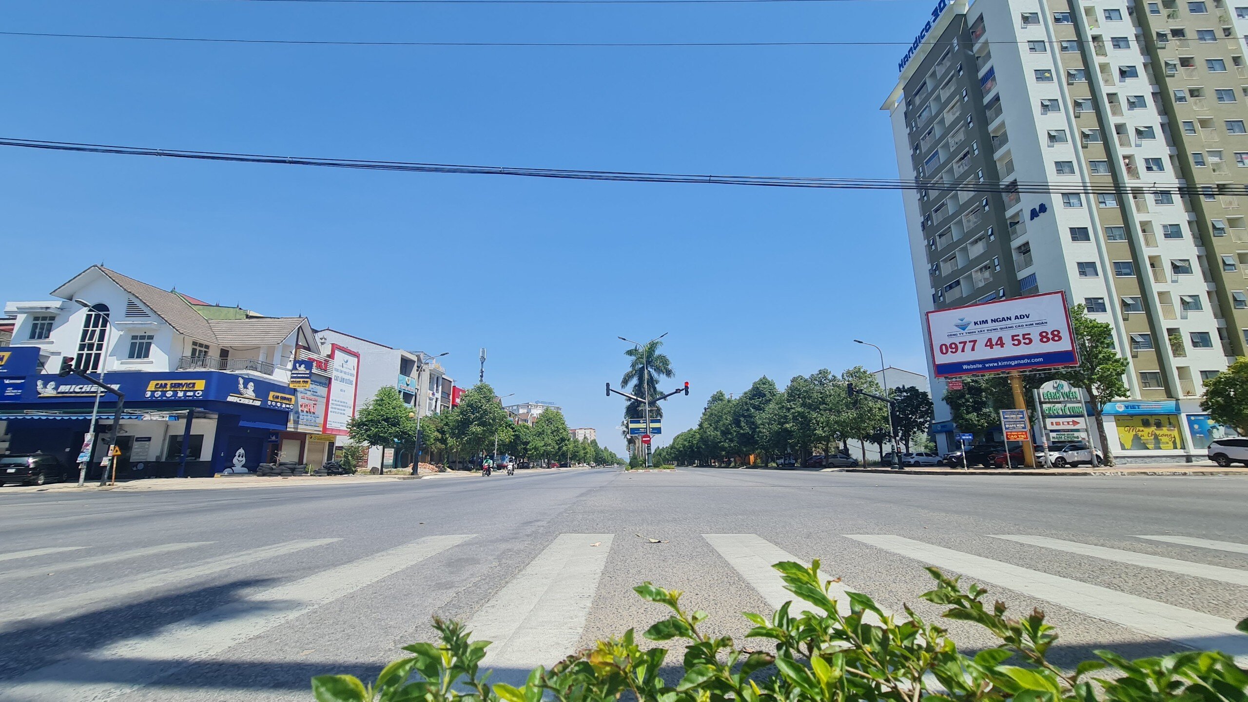 D&ugrave; chưa thể mua được thực phẩm nhưng người d&acirc;n vẫn chấp h&agrave;nh nghi&ecirc;m lệnh gi&atilde;n c&aacute;ch x&atilde; hội. C&aacute;c tuyến đường h&ocirc;m nay đ&atilde; vắng vẻ hẳn. Đi khắp nơi cũng chỉ c&oacute; c&aacute;c lực lượng l&agrave;m nhiệm vụ