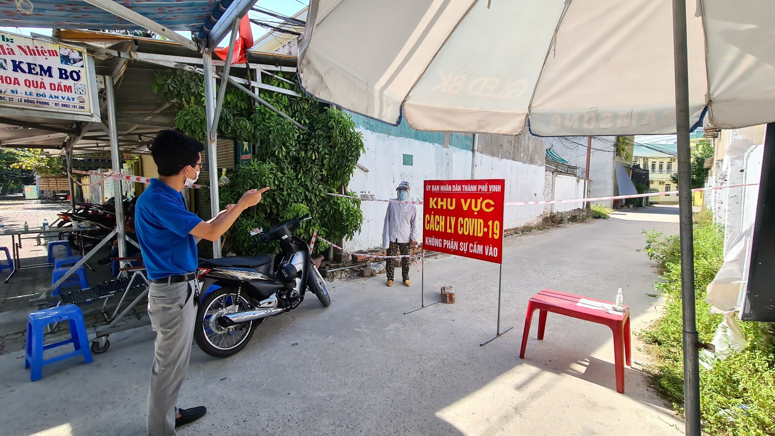 Ng&agrave;y h&ocirc;m nay Tp Vinh tiếp tục duy tr&igrave; ch&iacute;nh s&aacute;ch "ai ở đ&acirc;u, ở y&ecirc;n đ&oacute;", cấm to&agrave;n bộ người d&acirc;n ra đường. Người d&acirc;n c&oacute; nhu cầu mua thực phẩm sẽ đăng k&yacute; qua khối x&oacute;m, mặt trận để lực lượng n&agrave;y v&agrave; đo&agrave;n thanh ni&ecirc;n mua gi&uacute;p, đưa tới tận nh&agrave;.
