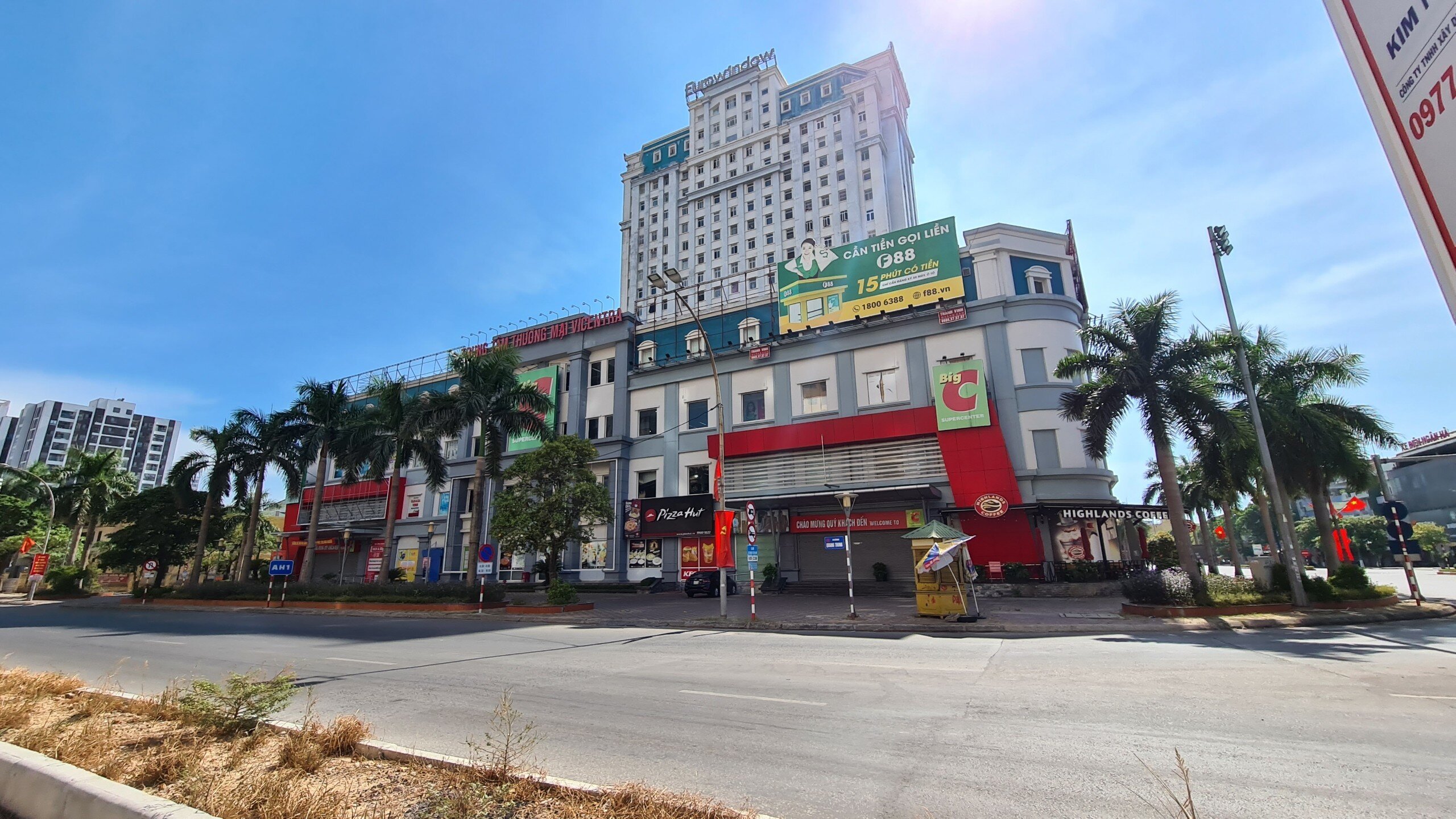 Tuy nhi&ecirc;n, do h&ocirc;m nay h&agrave;ng loạt c&aacute;c si&ecirc;u thị tr&ecirc;n địa b&agrave;n đ&oacute;ng cửa, cộng với c&aacute;c chợ kh&ocirc;ng hoạt động từ 2 ng&agrave;y nay n&ecirc;n ch&iacute;nh lực lượng được giao nhiệm vụ cũng kh&ocirc;ng thể mua được thực phẩm gi&uacute;p d&acirc;n.