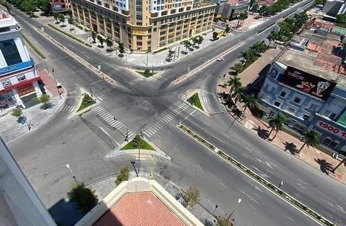 Cảnh tượng lần đầu ti&ecirc;n c&oacute; trong lịch sử, khi ng&atilde; tư Quang Trung - Trần Ph&uacute; kh&ocirc;ng 1 b&oacute;ng người.