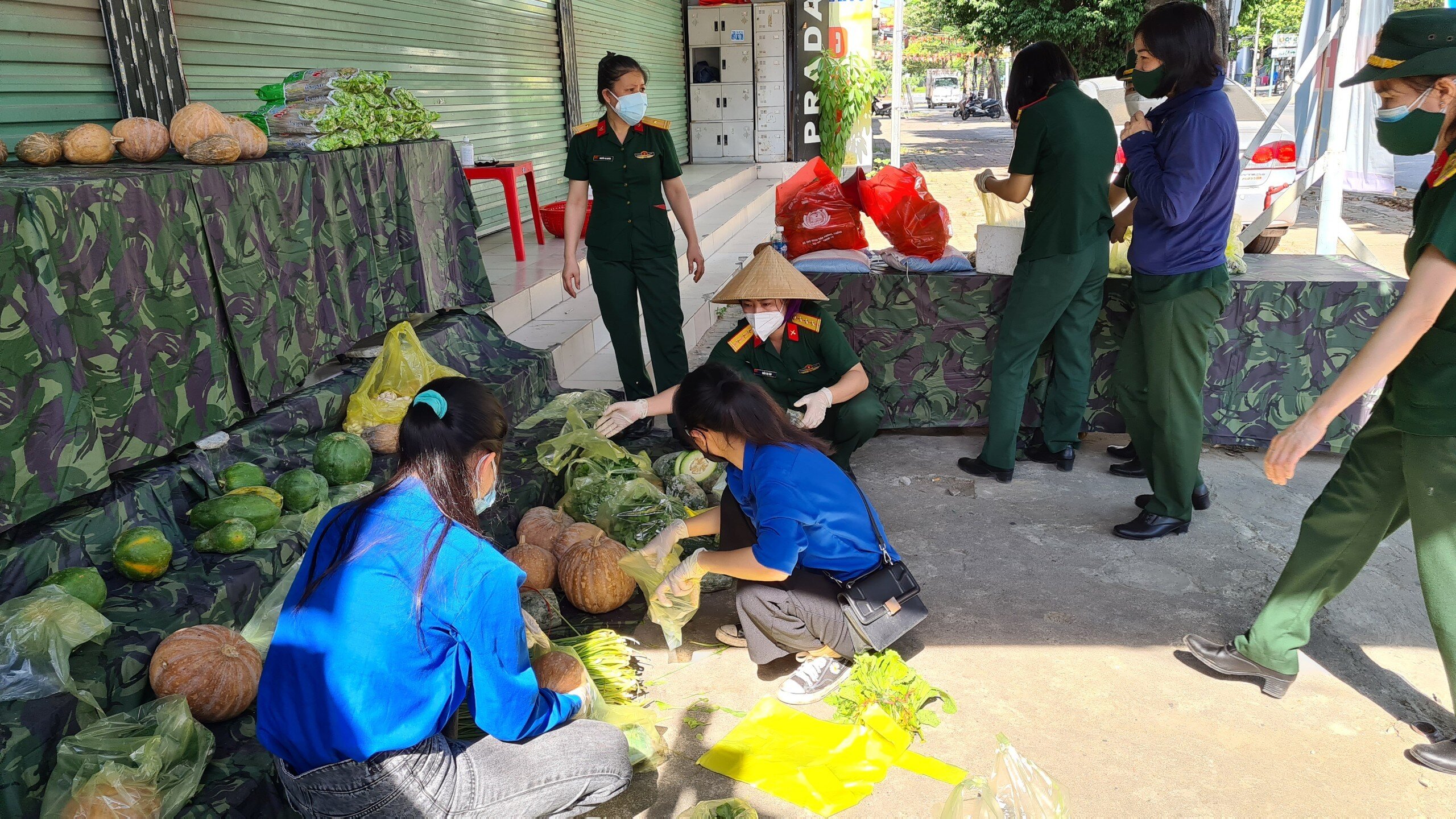 Sau đ&oacute; c&aacute;c đo&agrave;n vi&ecirc;n thanh ni&ecirc;n sẽ ph&acirc;n chia th&agrave;nh từng suất, rồi đi ph&aacute;t cho c&aacute;c gia đ&igrave;nh c&oacute; ho&agrave;n cảnh kh&oacute; khăn, gia đ&igrave;nh ch&iacute;nh s&aacute;ch, người d&acirc;n ở trong khu vực phong tỏa