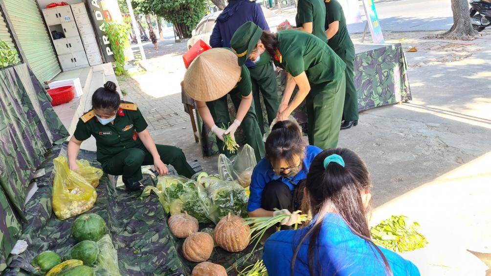 Trước mắt nguồn cung thực phẩm gồm: Rau xanh, củ quả do c&aacute;c đơn vị bộ đội trồng v&agrave; đưa về.