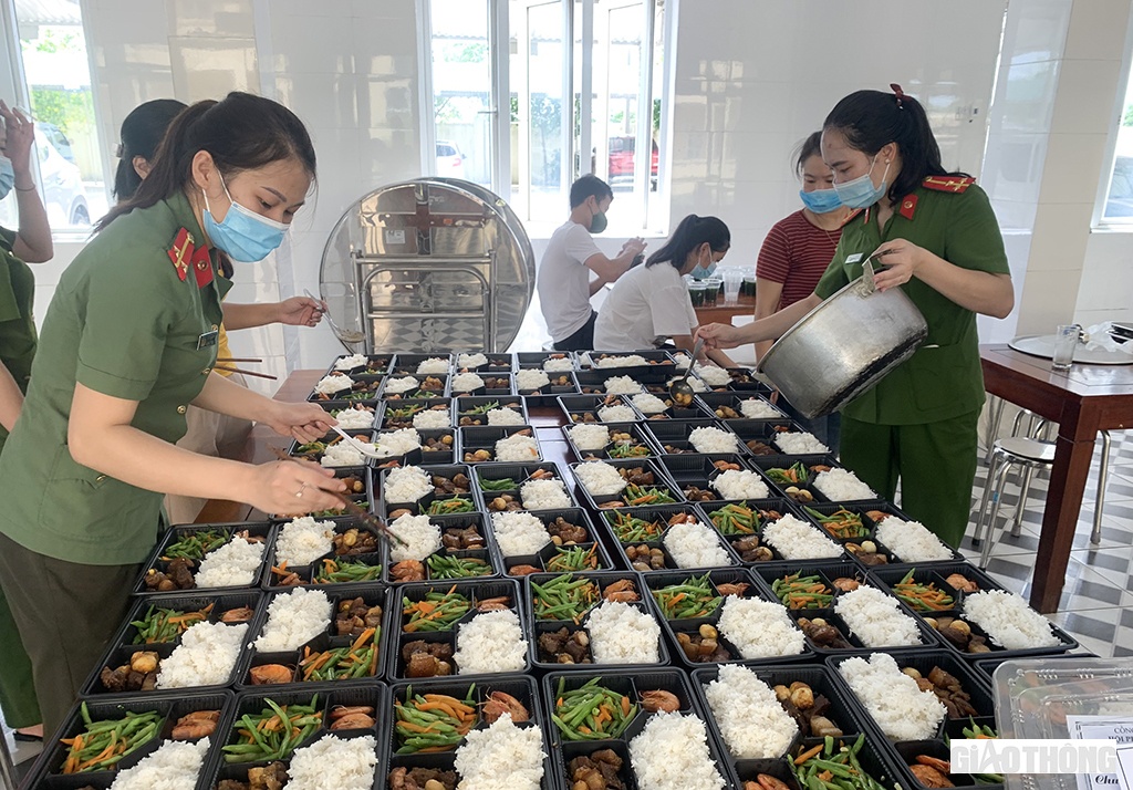 Được biết, Đo&agrave;n Thanh ni&ecirc;n C&ocirc;ng an huyện Cẩm Xuy&ecirc;n cũng đ&atilde; c&oacute; nhiều hoạt động hỗ trợ như: Ph&aacute;t động hơn 100 lượt ĐVTN tăng cường cho C&ocirc;ng an x&atilde;, thị trấn tham gia l&agrave;m nhiệm vụ tại 123 c&aacute;c chốt kiểm so&aacute;t tr&ecirc;n địa b&agrave;n; c&ugrave;ng Hội Phụ nữ C&ocirc;ng an huyện huy động đo&agrave;n vi&ecirc;n g&aacute;nh v&aacute;c th&ecirc;m việc &ldquo;Đi chợ, chế biến v&agrave; nấu nướng&rdquo; tiếp tế 500 suất cơm cho c&aacute;c lực lượng ph&ograve;ng, chống dịch