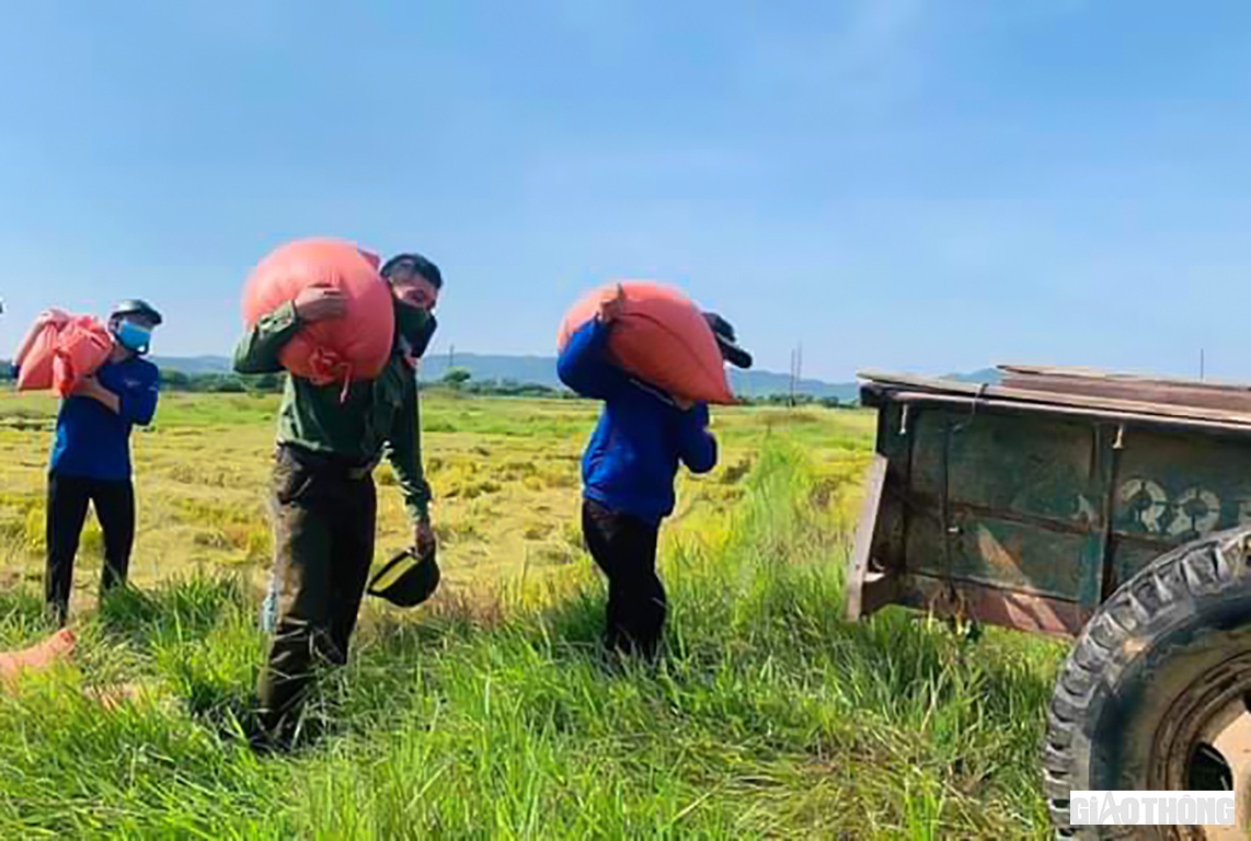 Anh L&ecirc; Văn Lu&acirc;n &ndash; B&iacute; thư Huyện đo&agrave;n Cẩm Xuy&ecirc;n cho biết: Sau khi xuất hiện ca nhiễm Covid-19 tr&ecirc;n cộng đồng, thị trấn Cẩm Xuy&ecirc;n phải thực hiện gi&atilde;n c&aacute;ch x&atilde; hội theo Chỉ thị 16, nhiều người d&acirc;n thuộc diện F1, F2 đang phải c&aacute;ch ly y tế theo quy định&hellip; đ&atilde; c&oacute; rất nhiều bạn trẻ l&agrave; ĐVTN đ&atilde; viết đơn t&igrave;nh nguyện l&ecirc;n tuyến đầu hỗ trợ chống dịch...