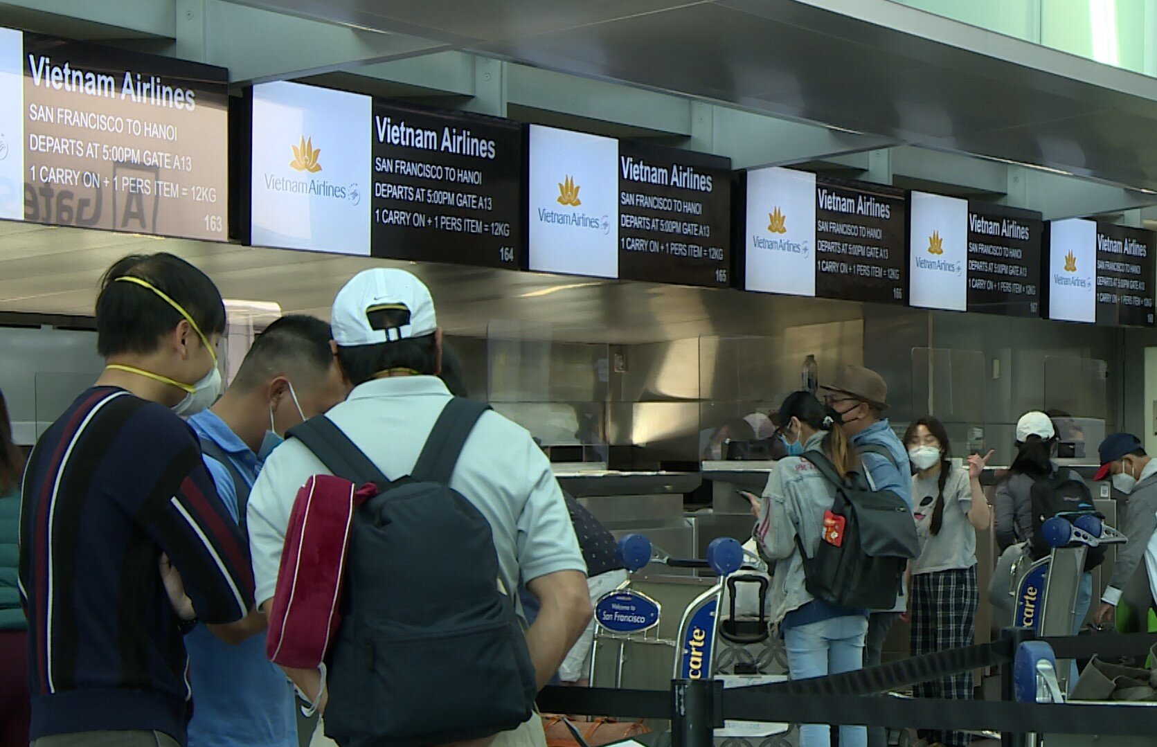 S&aacute;ng nay (25/8), chuyến bay VN9 do Vietnam Airlines khai th&aacute;c từ San Francisco (Hoa Kỳ) hạ c&aacute;nh an to&agrave;n tại s&acirc;n bay Nội B&agrave;i. Chuyến bay đưa 277 h&agrave;nh kh&aacute;ch l&agrave; c&ocirc;ng d&acirc;n Việt Nam tại Hoa Kỳ về nước, đồng thời vận chuyển hơn 6,2 tấn trang thiết bị, vật tư y tế của kiều b&agrave;o tại Hoa Kỳ gửi gắm, chia sẻ với đồng b&agrave;o trong nước ph&ograve;ng, chống dịch Covid-19. Trong ảnh, h&agrave;nh kh&aacute;ch l&agrave;m thủ tục chuyến bay VN9 tại s&acirc;n bay San Francisco.