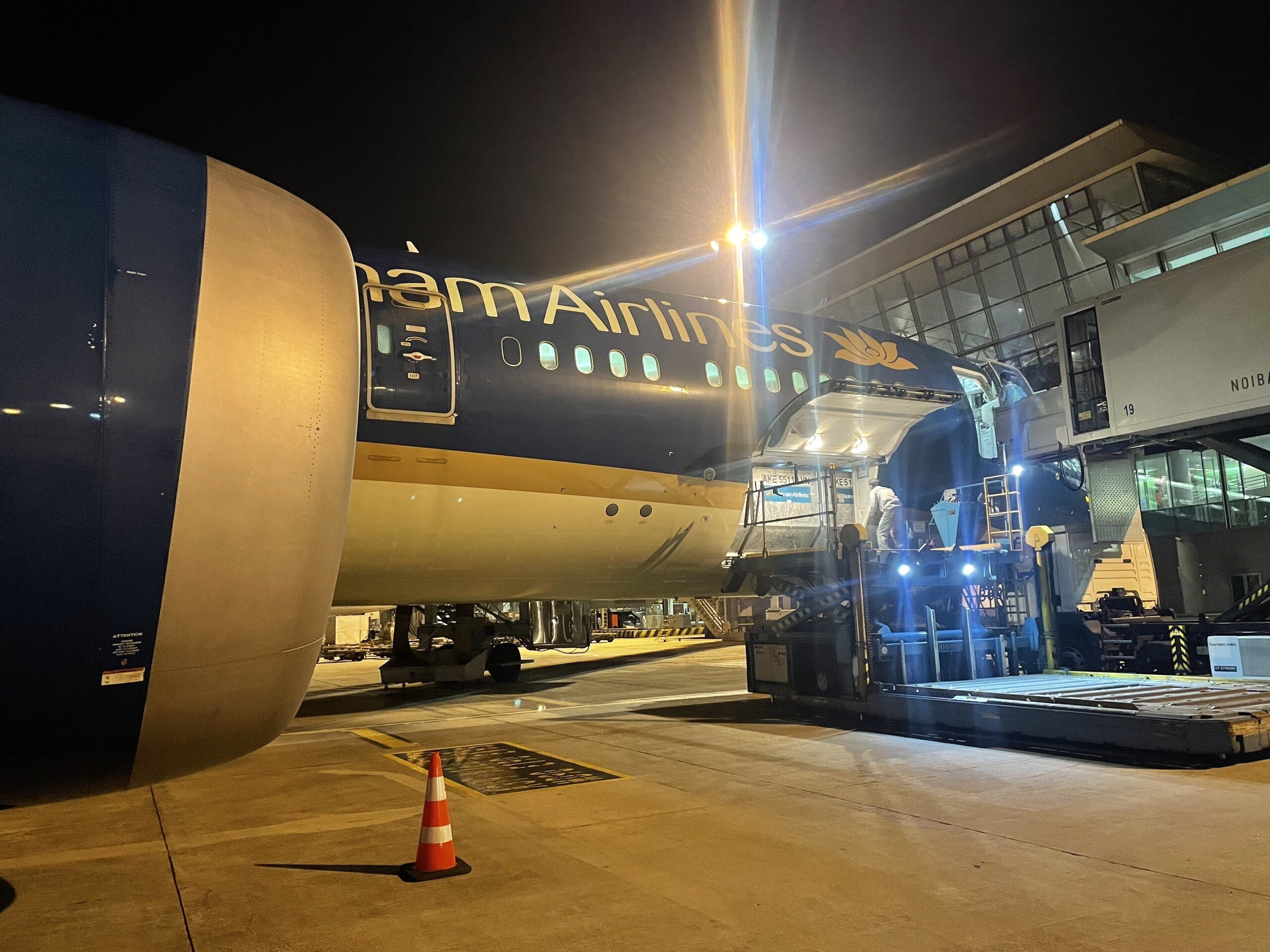 L&atilde;nh đạo Vietnam Airlines cho biết, c&ocirc;ng t&aacute;c xin ph&eacute;p vận chuyển h&agrave;ng h&oacute;a l&agrave; kh&acirc;u kh&oacute; khăn nhất v&igrave; c&aacute;c chuyến bay đưa c&ocirc;ng d&acirc;n về nước vốn chỉ được chở kh&aacute;ch v&agrave; chưa từng c&oacute; tiền lệ được chấp thuận chở h&agrave;ng h&oacute;a. Việc cấp ph&eacute;p n&agrave;y đ&ograve;i hỏi phải được sự th&ocirc;ng qua của c&aacute;c cơ quan quản l&yacute; h&agrave;ng kh&ocirc;ng cao nhất Hoa Kỳ l&agrave; Bộ Giao th&ocirc;ng Vận tải (DOT), Cục H&agrave;ng kh&ocirc;ng Li&ecirc;n bang (FAA) v&agrave; Cục An ninh Vận tải (TSA). Đ&ecirc;m 23/8 theo giờ Việt Nam, chưa đến 8 tiếng trước khởi h&agrave;nh của chuyến bay VN9, Vietnam Airlines mới ch&iacute;nh thức được nh&agrave; chức tr&aacute;ch h&agrave;ng kh&ocirc;ng Hoa Kỳ cấp ph&eacute;p vận chuyển l&ocirc; h&agrave;ng đặc biệt tr&ecirc;n.