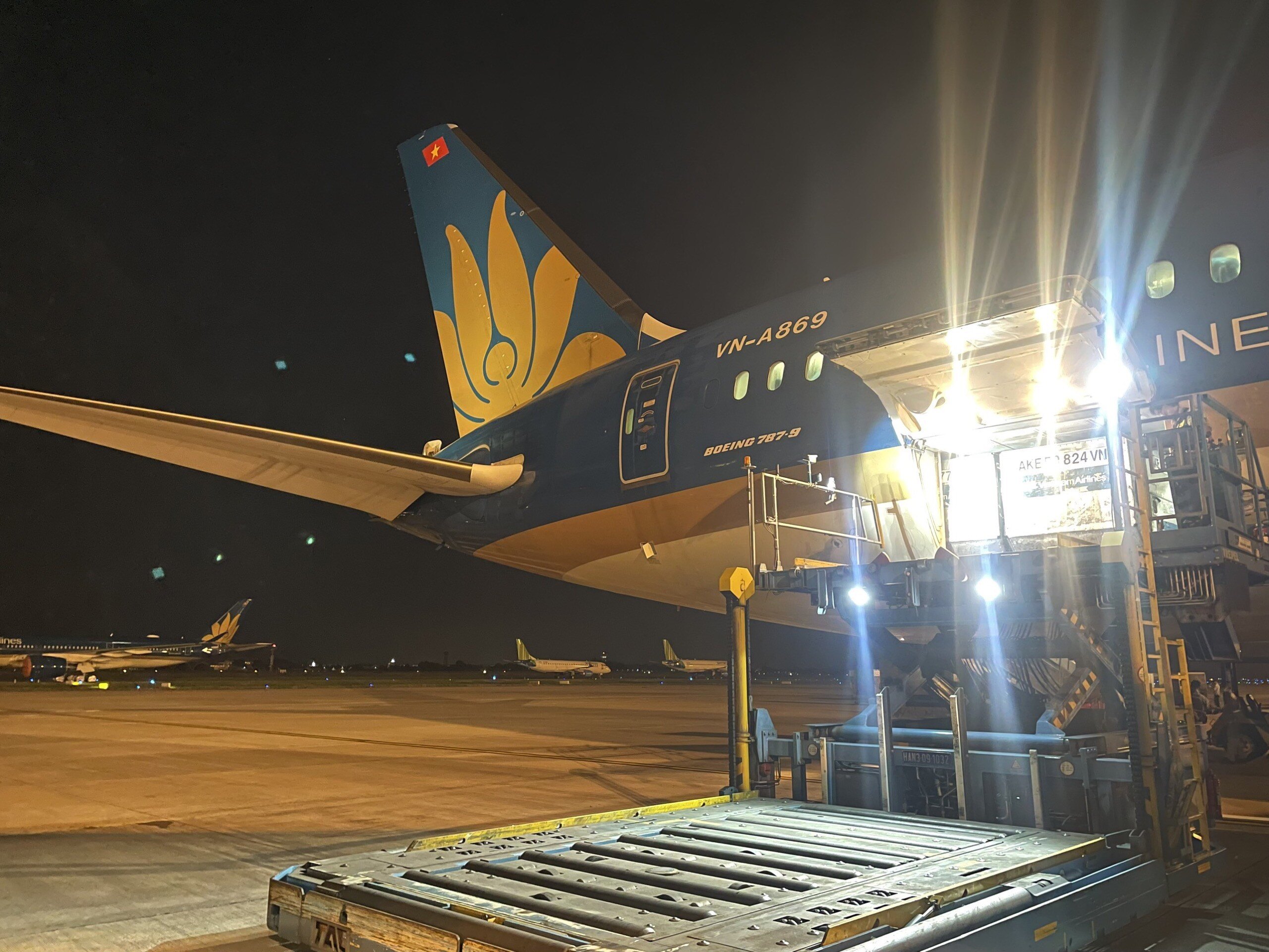 Nhờ sự đo&agrave;n kết của cộng đồng kiều b&agrave;o tại Hoa Kỳ v&agrave; c&aacute;c cơ quan, doanh nghiệp, hơn 6,2 tấn trang thiết bị, vật tư y tế tr&ecirc;n chuyến bay VN9 sẽ tiếp sức cho lực lượng tuyến đầu của ng&agrave;nh y trong c&ocirc;ng cuộc đẩy l&ugrave;i dịch bệnh. Sau khi hạ c&aacute;nh tại Việt Nam, l&ocirc; h&agrave;ng n&agrave;y sẽ được Bộ Y tế tiếp nhận v&agrave; ph&acirc;n phối đến c&aacute;c cơ sở y tế trong nước.