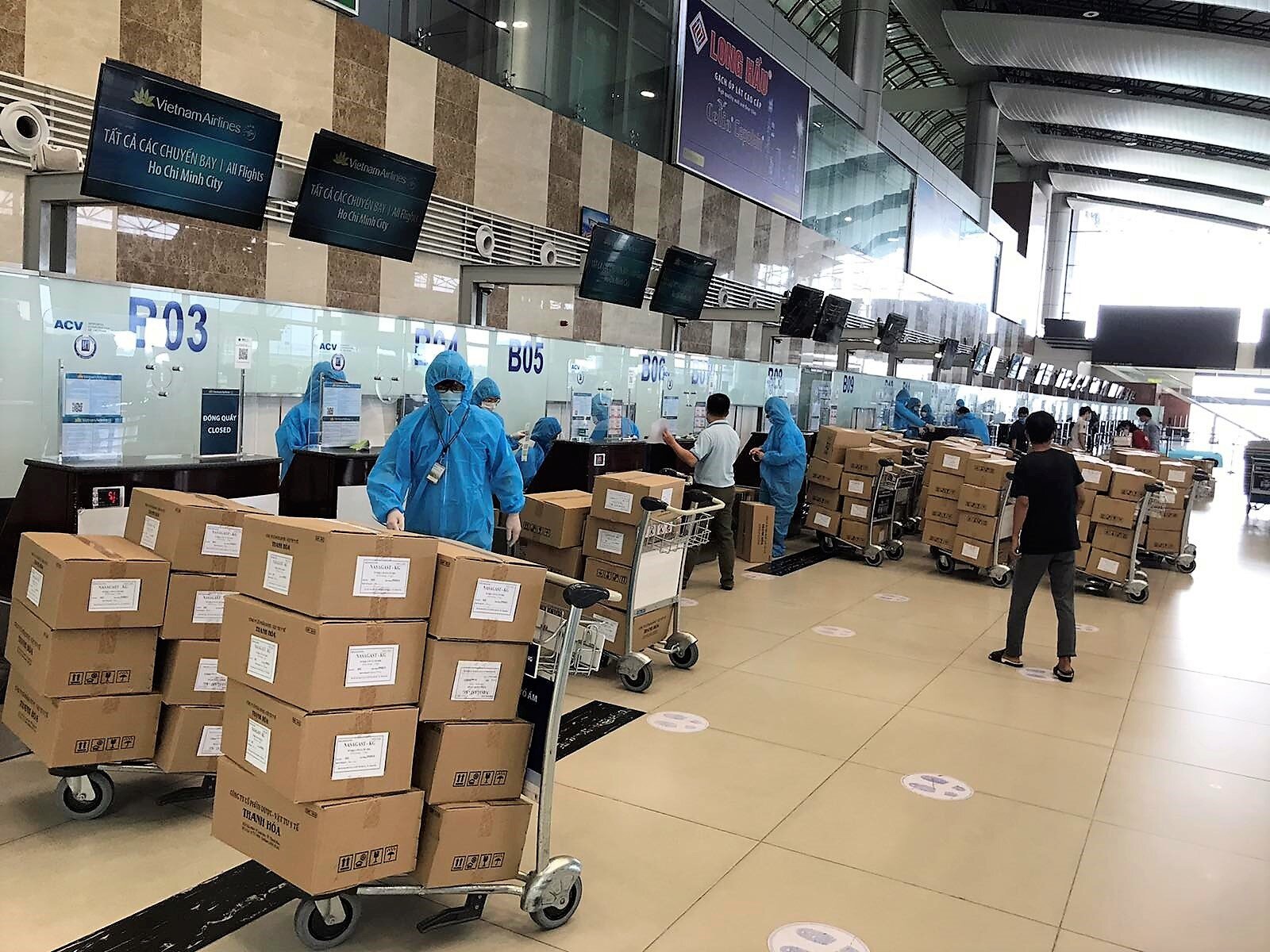 Đo&agrave;n mang theo h&agrave;ng chục tấn h&agrave;nh l&yacute;, gồm tư trang v&agrave; trang thiết bị y tế. Nhằm tạo thuận lợi cho c&aacute;c đo&agrave;n đi chống dịch, Vietnam Airlines tiếp tục vận chuyển đầy đủ v&agrave; hỗ trợ chi ph&iacute; đối với trang bị y tế. Cả đo&agrave;n được hỗ trợ thủ tục ưu ti&ecirc;n ở s&acirc;n bay.